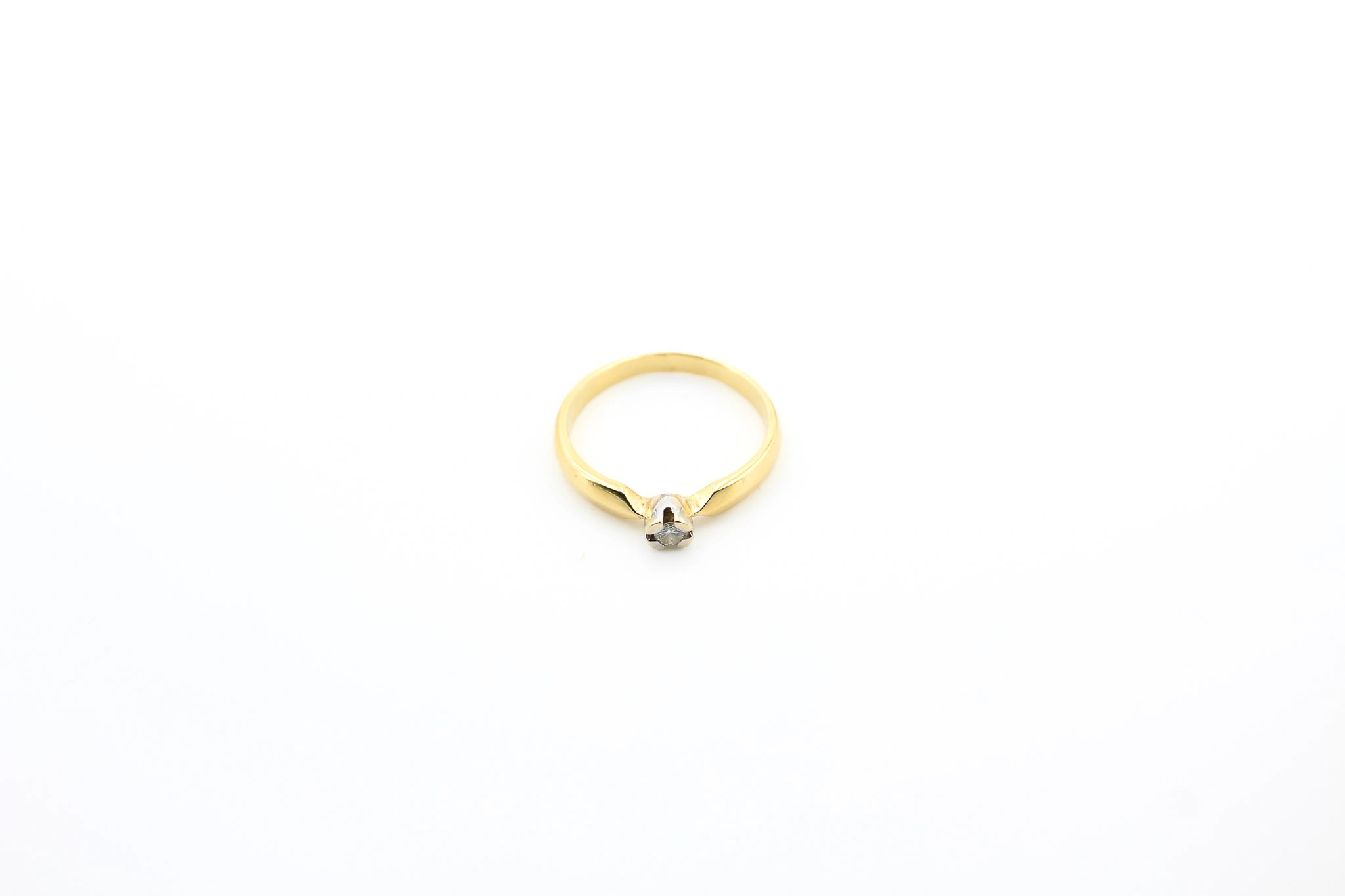 Anillo solitario de oro 18K