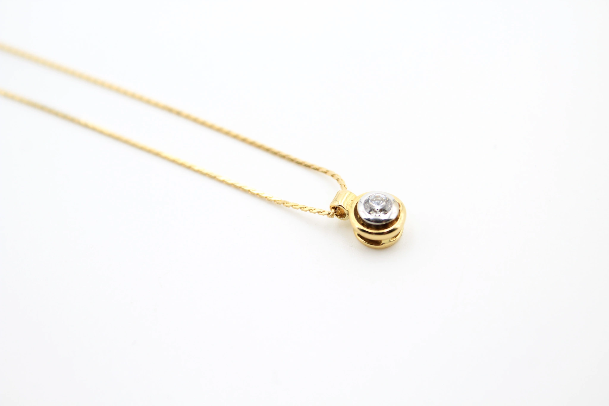 Cadena de oro 18K con colgante bicolor y circonita — vista alternativa