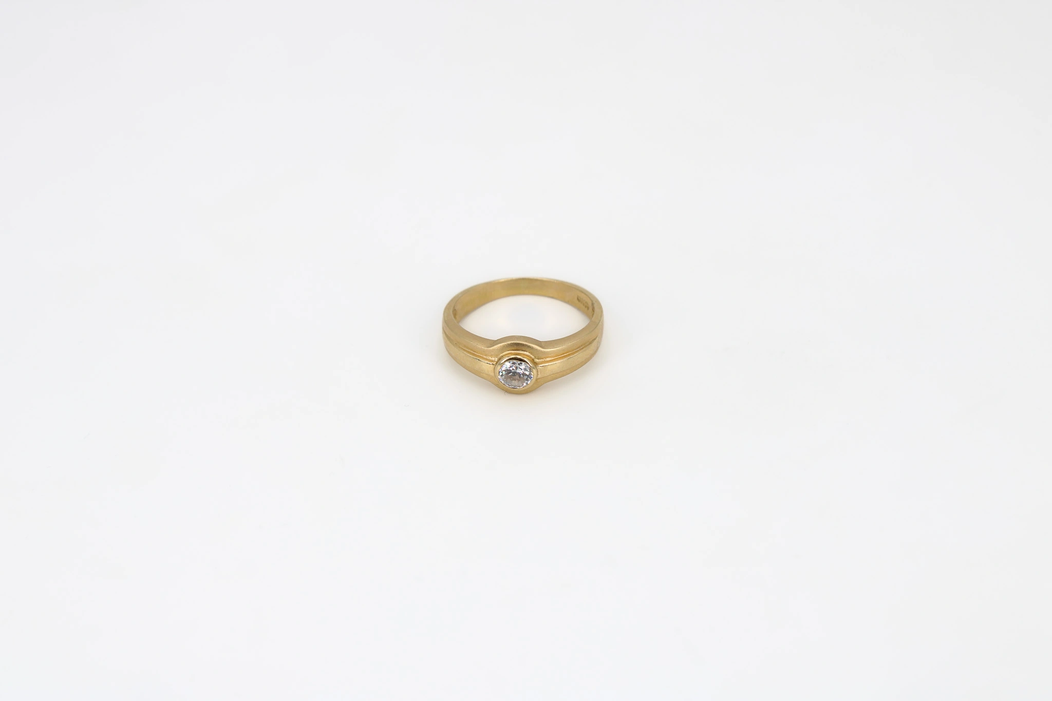 Anillo solitario de oro 18K
