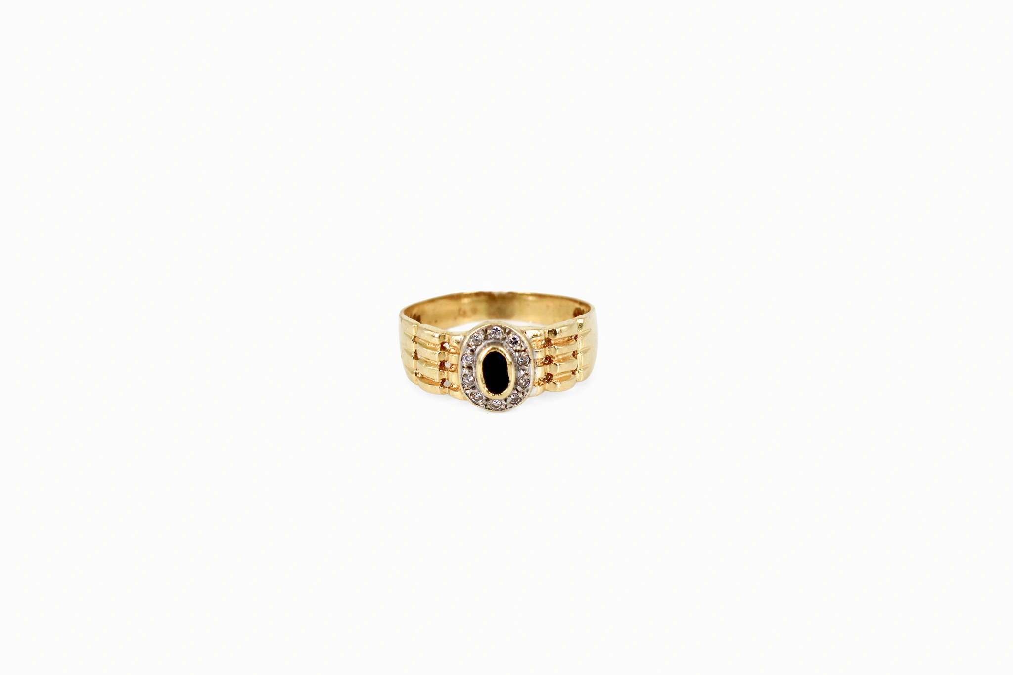Solitario de oro de 18k con piedra negra ovalada y halo de circonitas