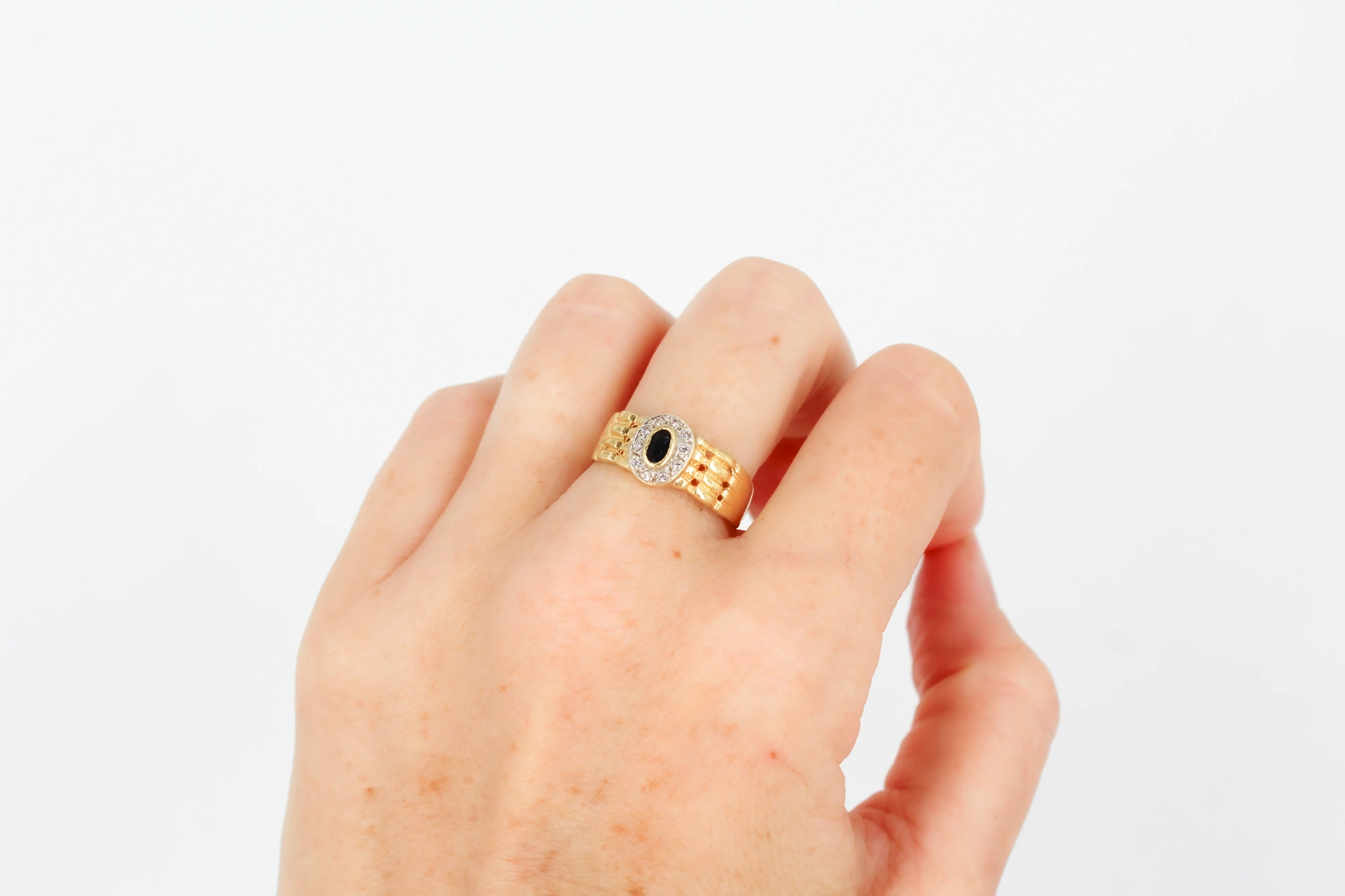 Solitario de oro de 18k con piedra negra ovalada y halo de circonitas — foto 3