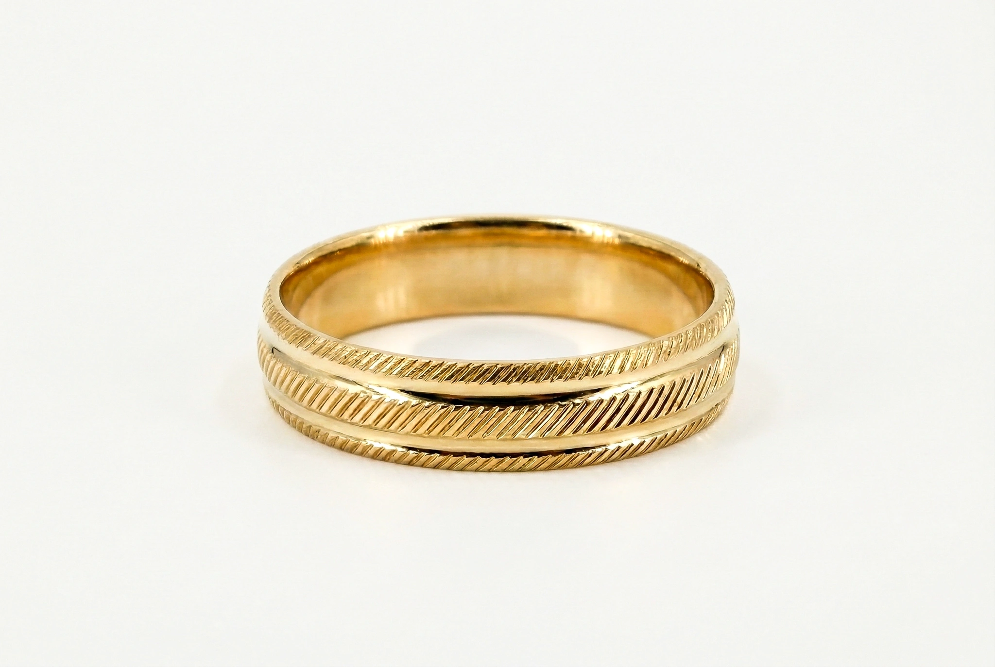 Alianza de oro de 18k texturizada