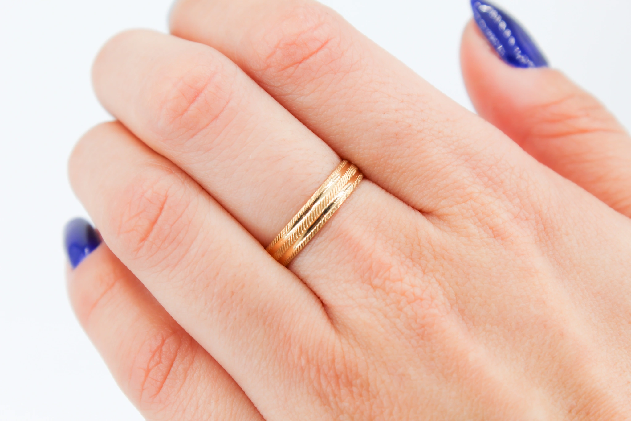 Alianza de oro de 18k texturizada — foto 3