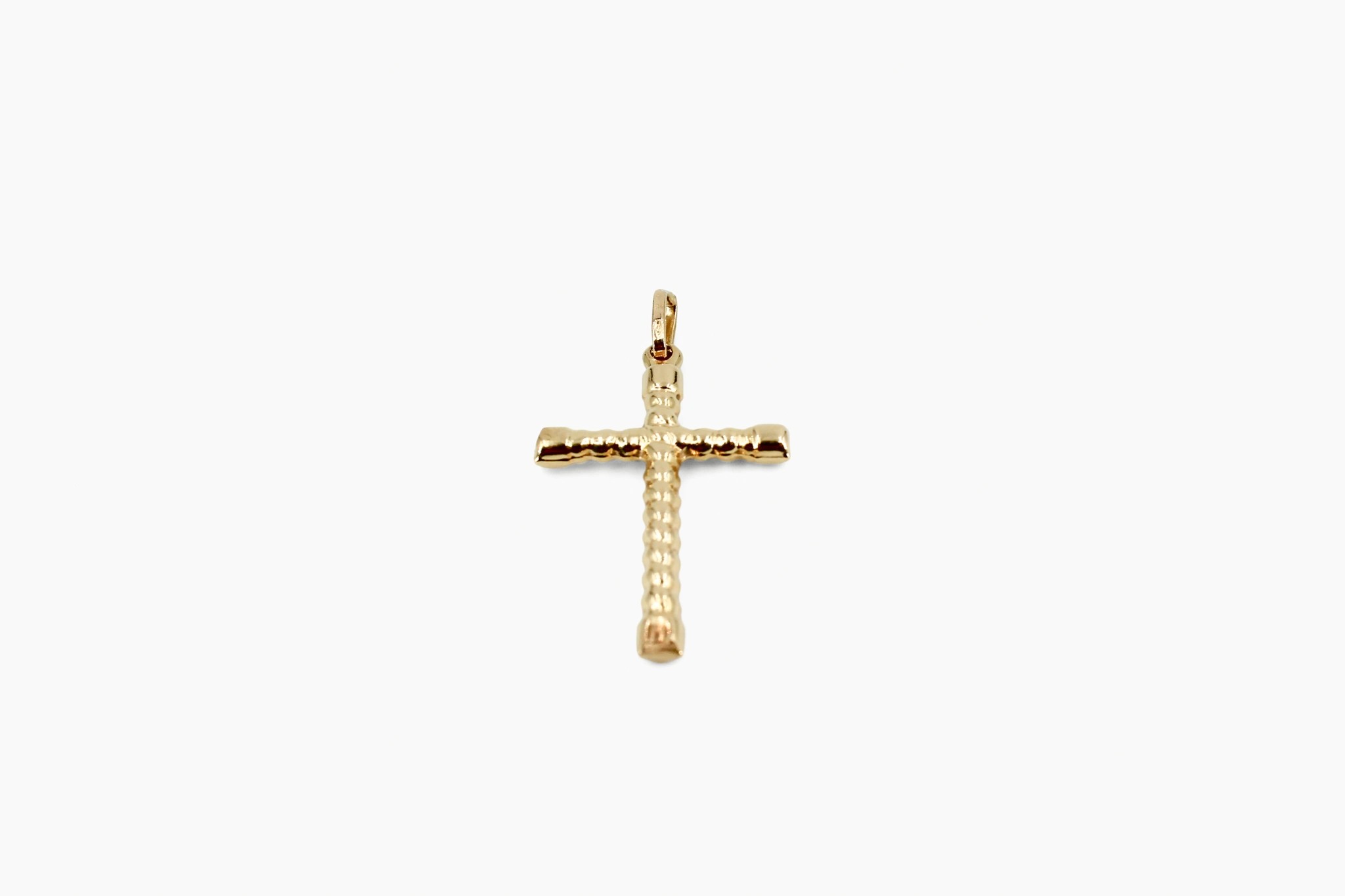 Cruz de oro de 18k martillada — vista alternativa