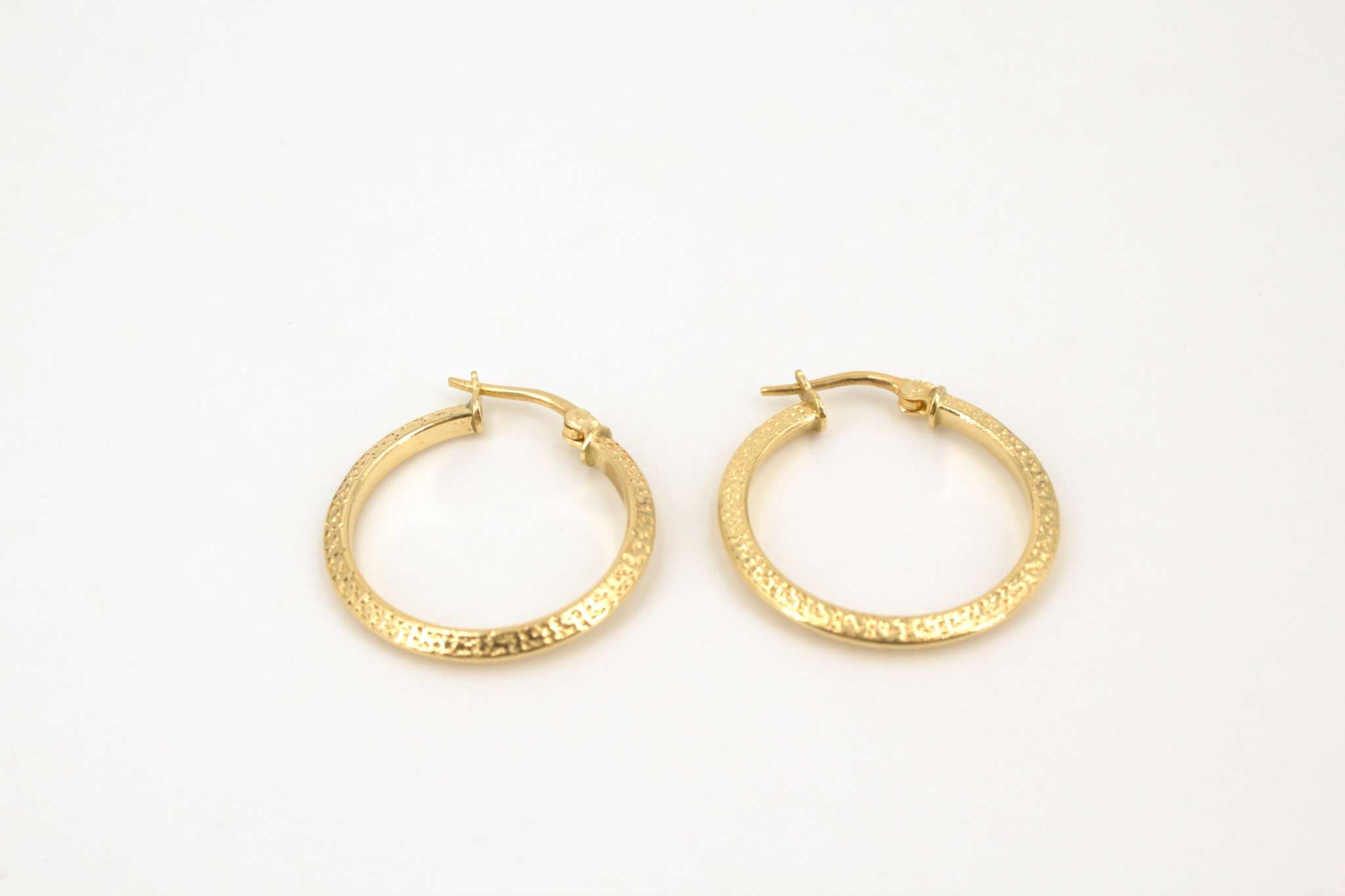 Aros de oro amarillo 18k texturizados 20x20mm