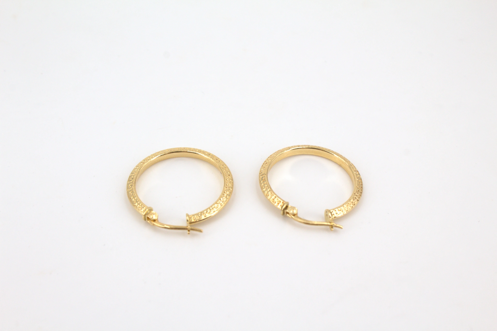 Aros de oro amarillo 18k texturizados 20x20mm — vista alternativa