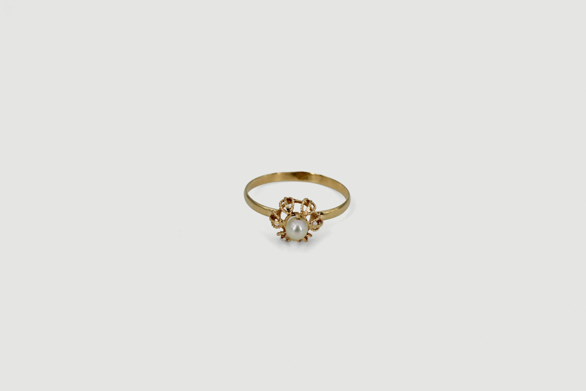 Solitario de Oro de 18k con Perla Floral