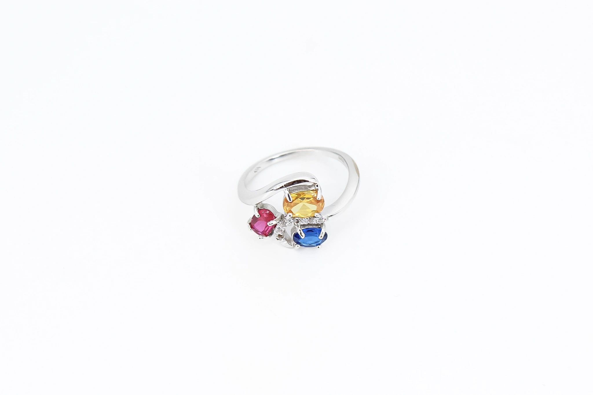 Anillo de oro blanco 18K con piedras de color