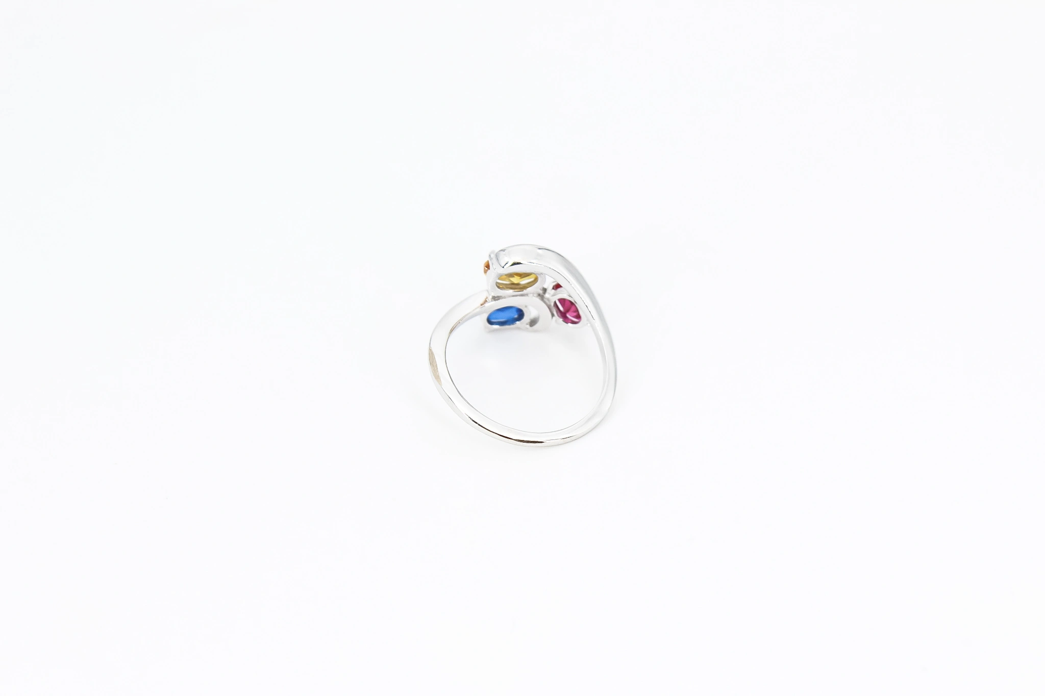 Anillo de oro blanco 18K con piedras de color — vista alternativa