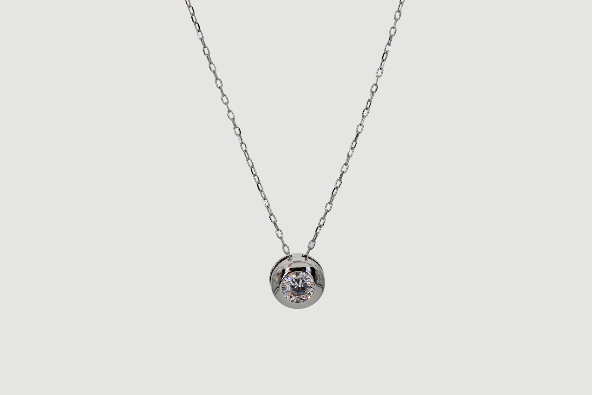 Collar de oro blanco de 18k con circonita