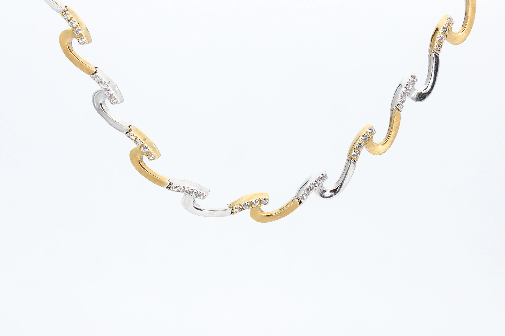 Gargantilla de oro combinado de 18k con ondas bicolor y circonitas