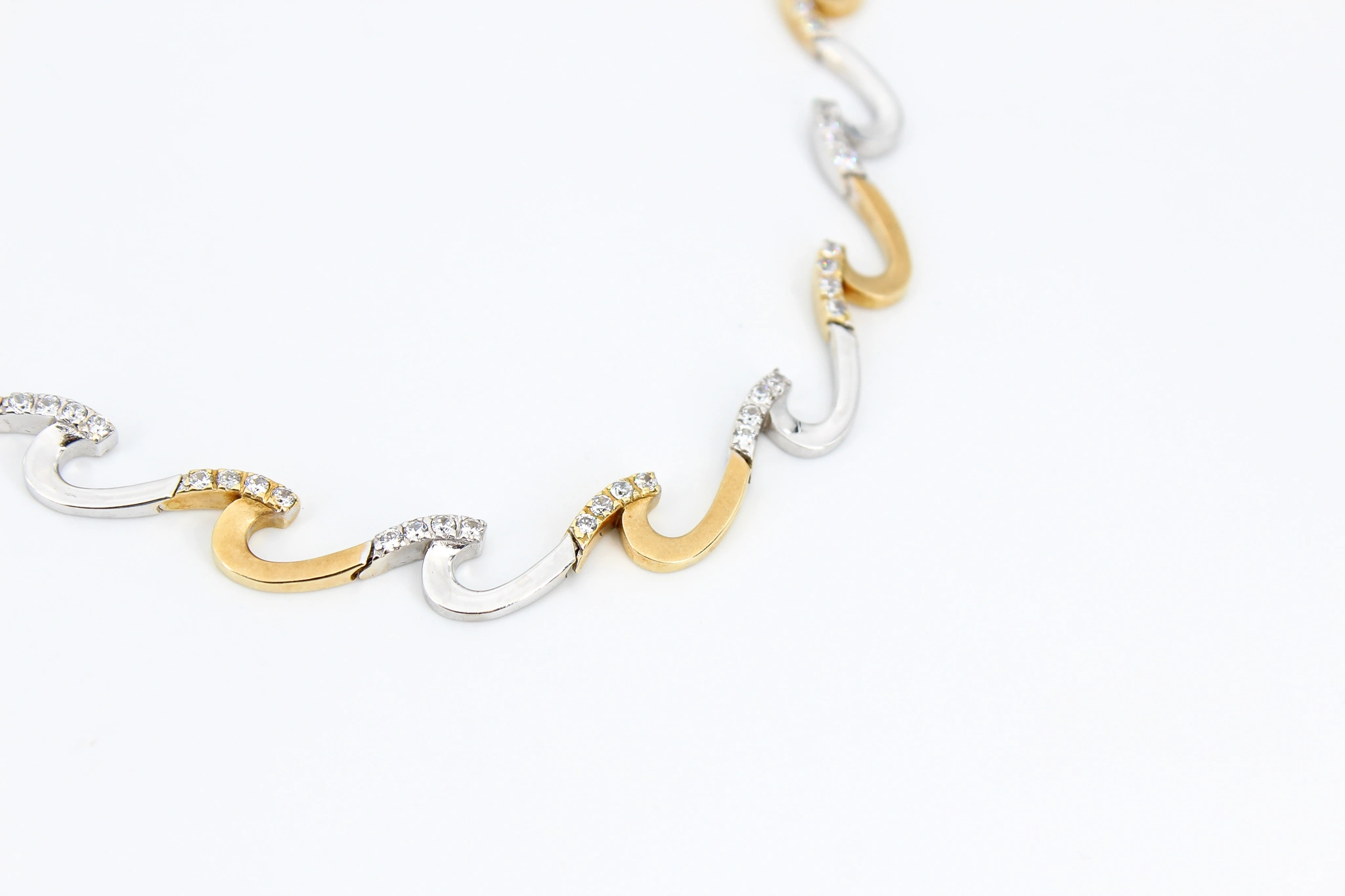 Gargantilla de oro combinado de 18k con ondas bicolor y circonitas — vista alternativa