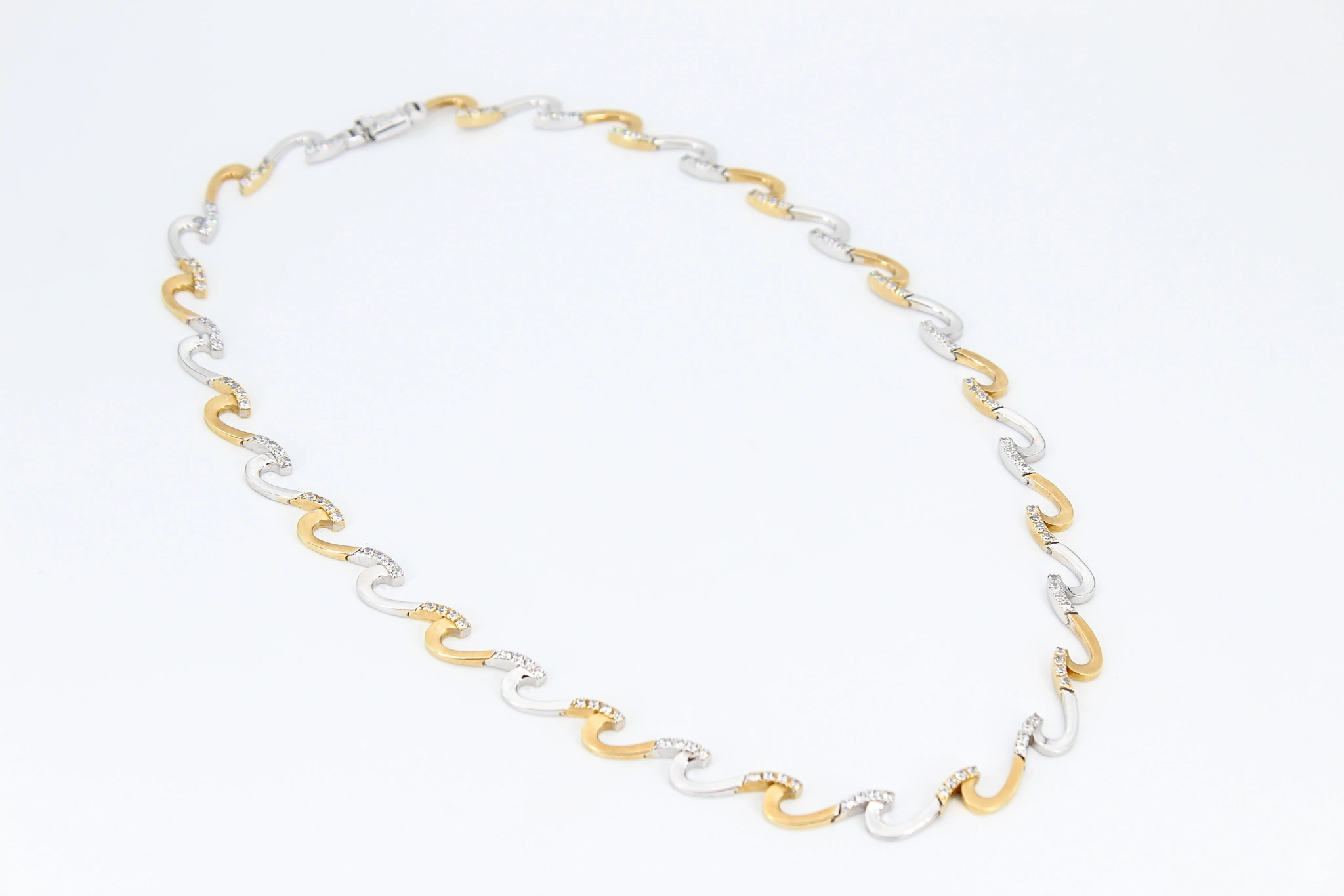 Gargantilla de oro combinado de 18k con ondas bicolor y circonitas — foto 3