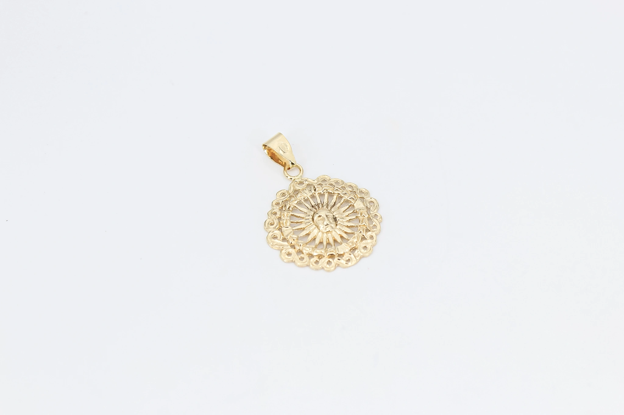 Colgante de oro 18K diseño radiante calado