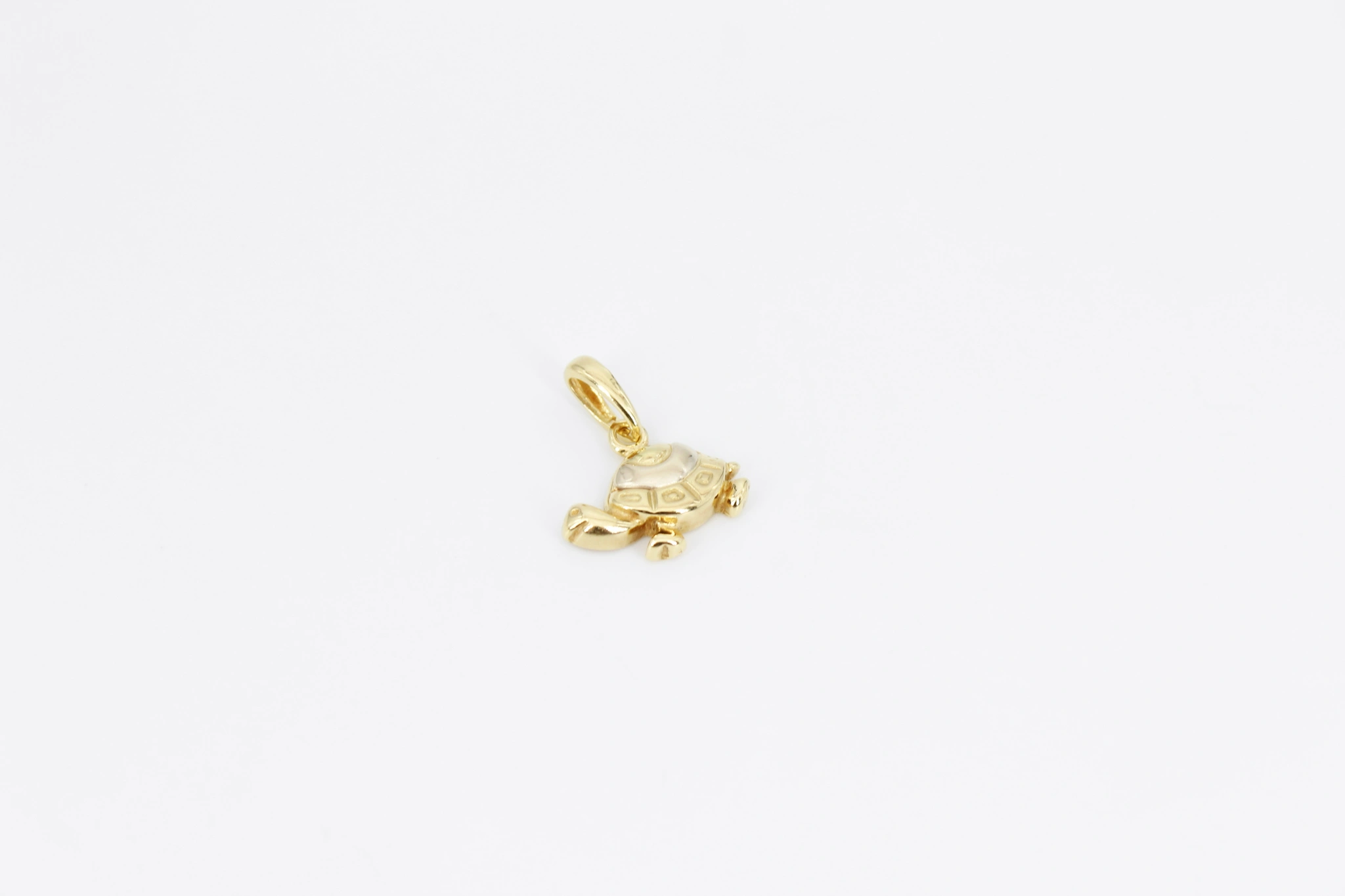 Colgante de oro con forma de tortuga 18K