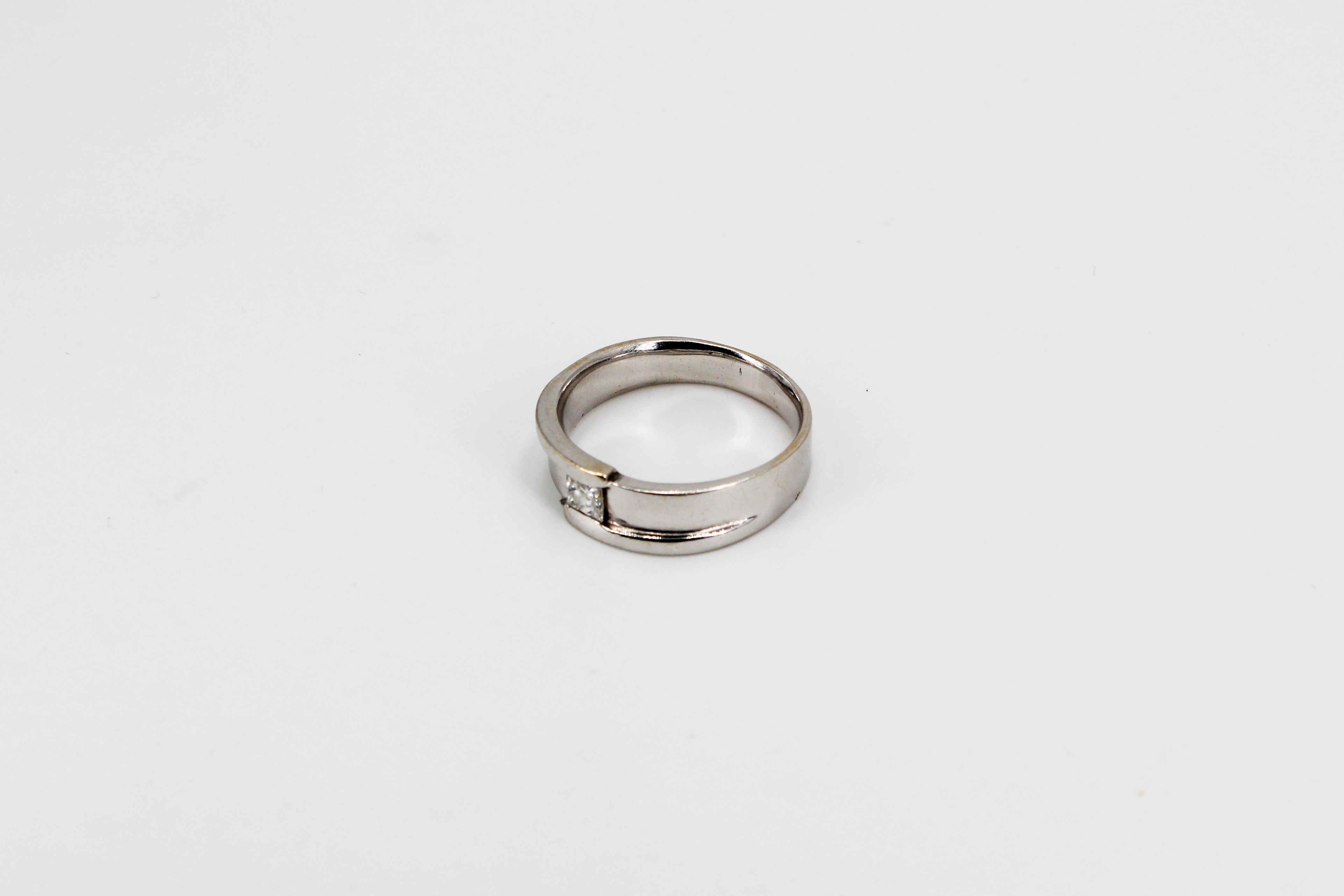 Solitario de oro blanco de 18k con diamantes