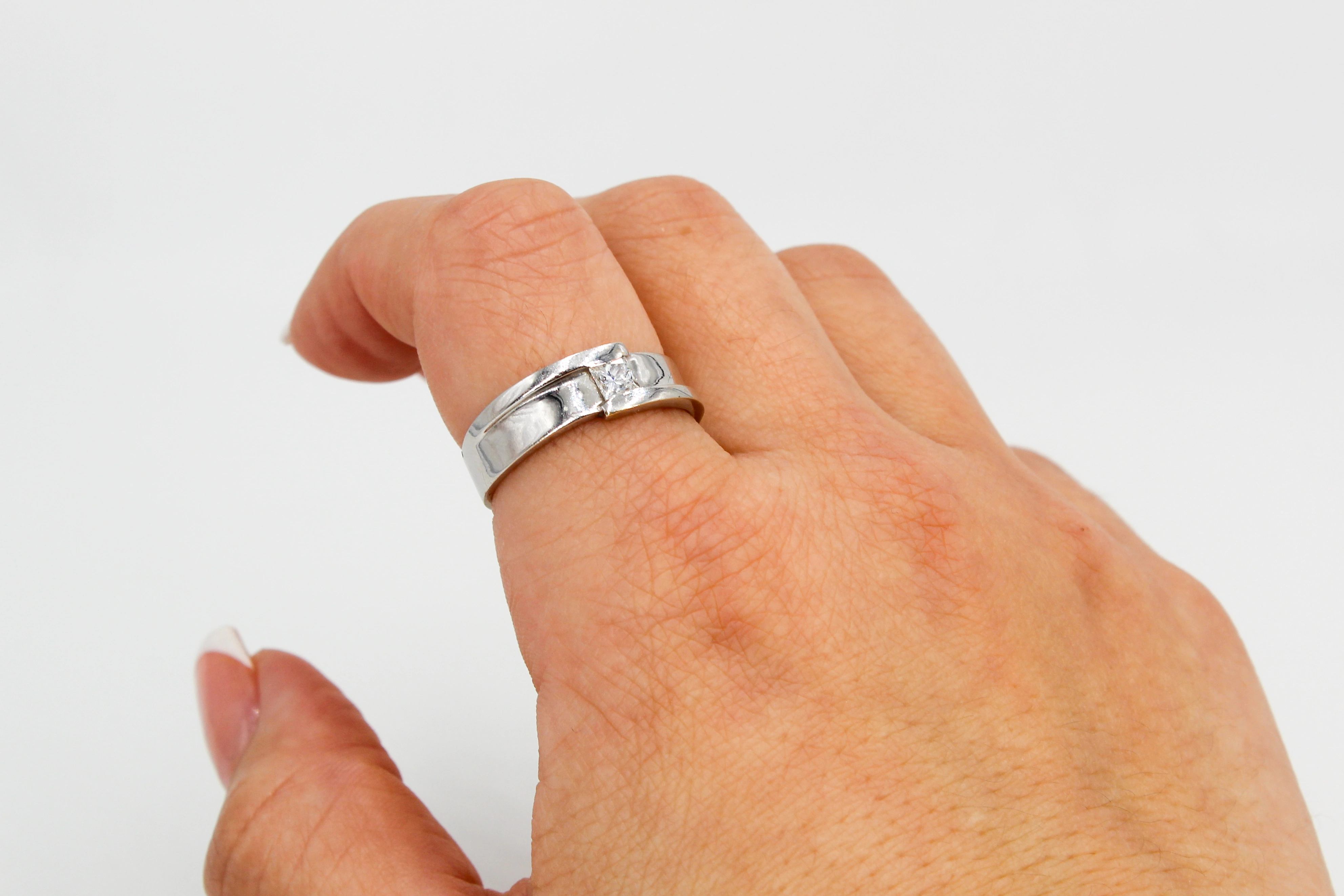 Solitario de oro blanco de 18k con diamantes — vista alternativa