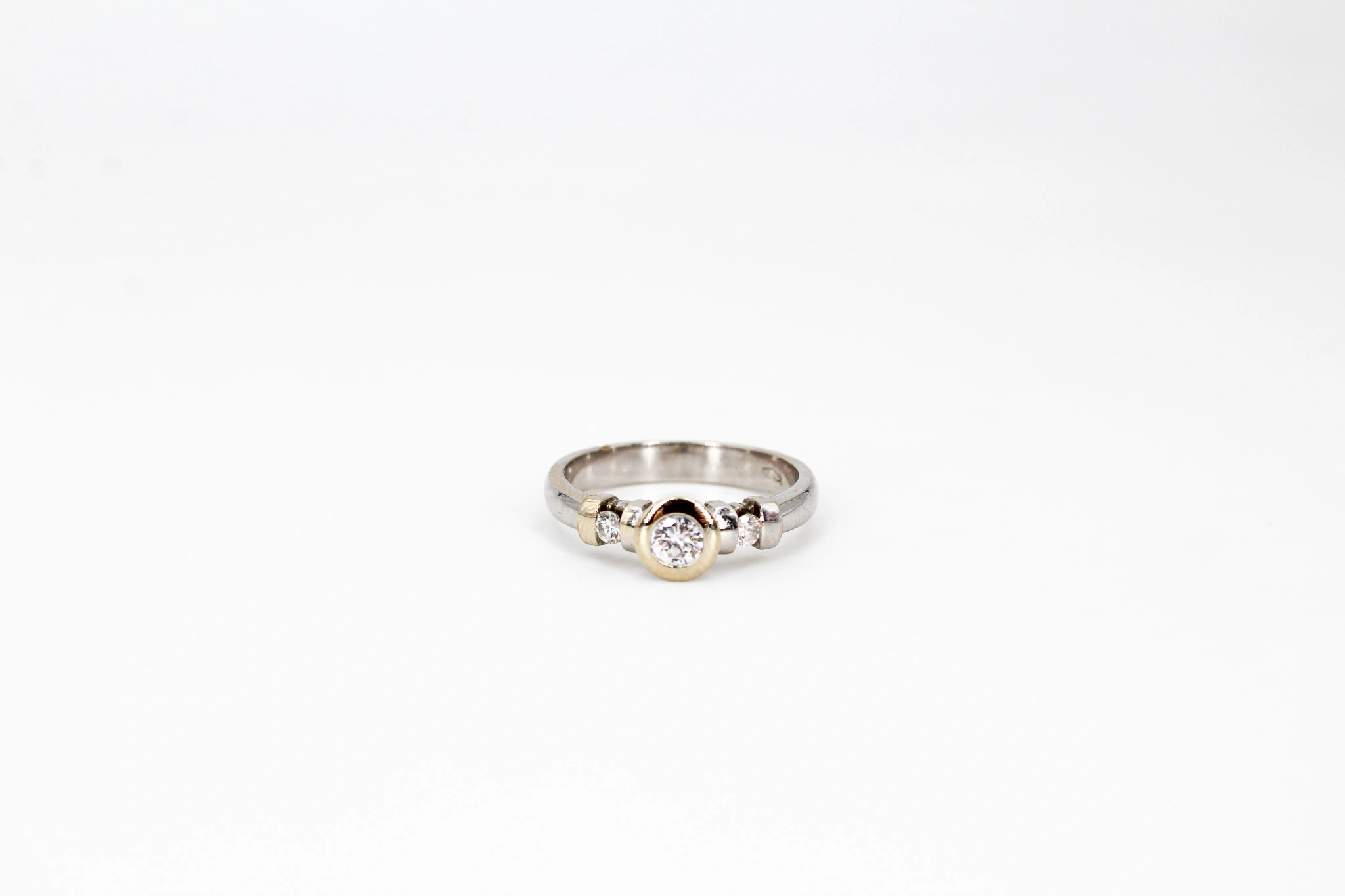 Solitario de oro blanco de 18k con diamantes