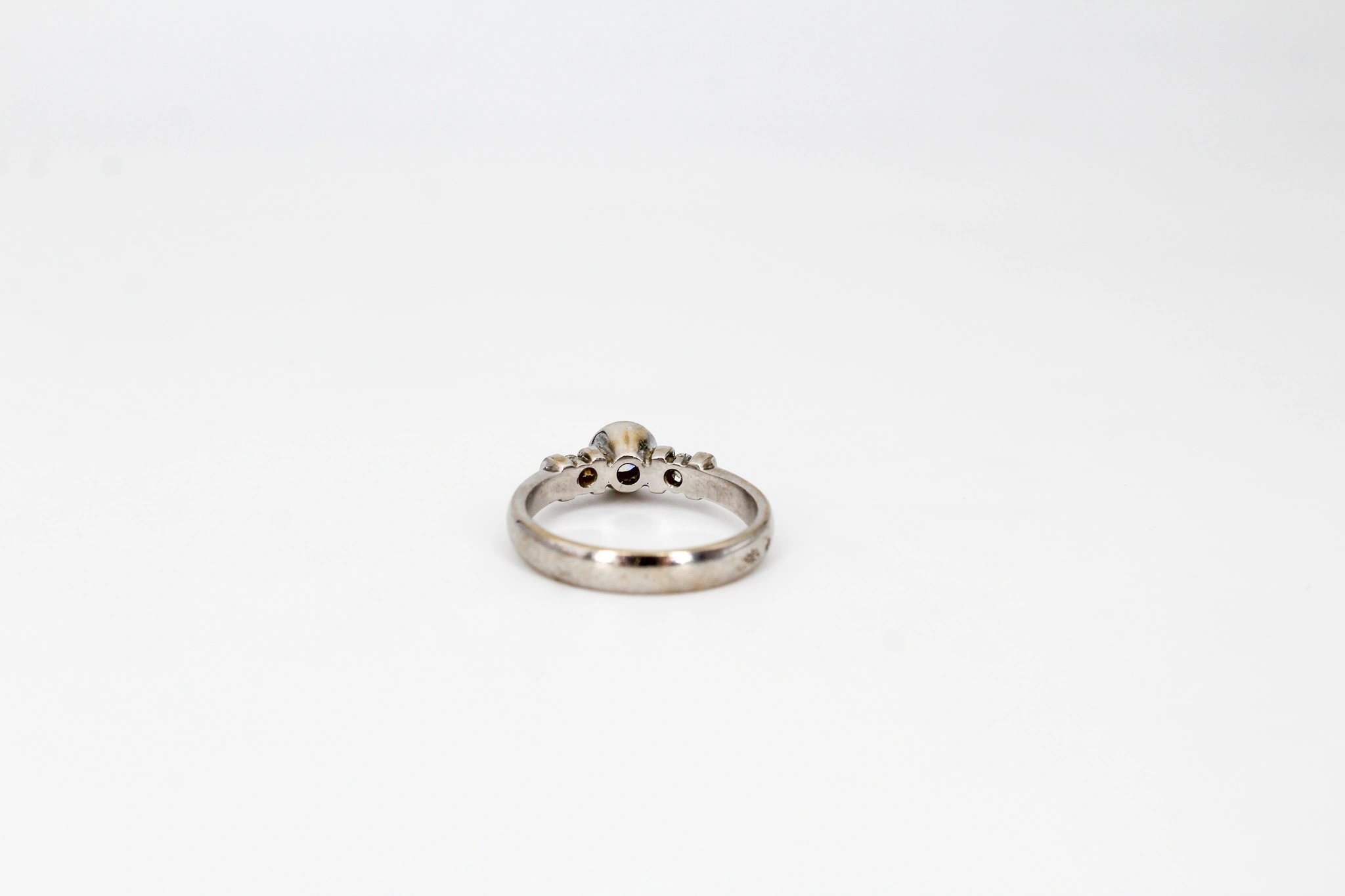 Solitario de oro blanco de 18k con diamantes — vista alternativa