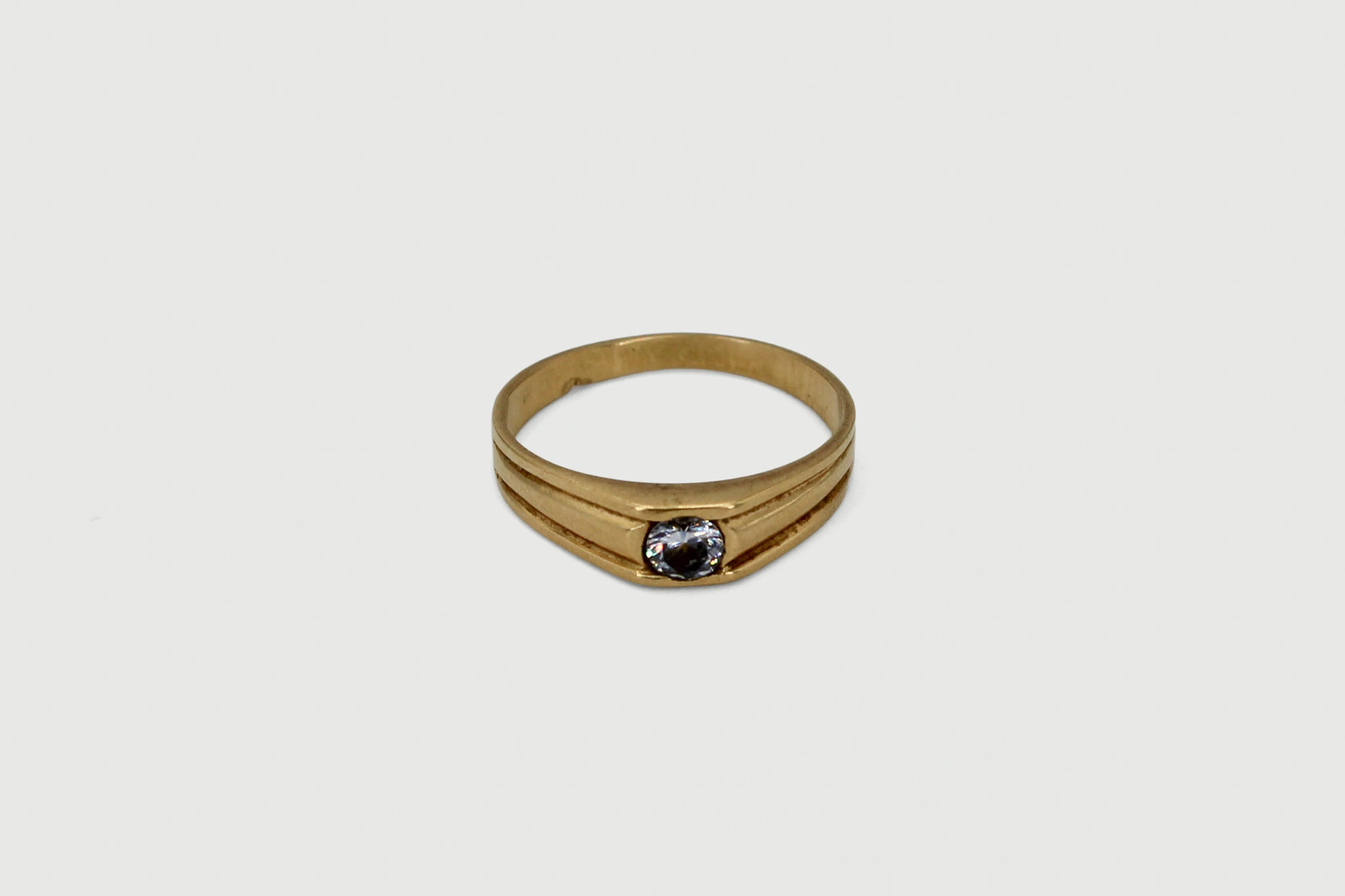 Solitario de oro de 18k con circonita