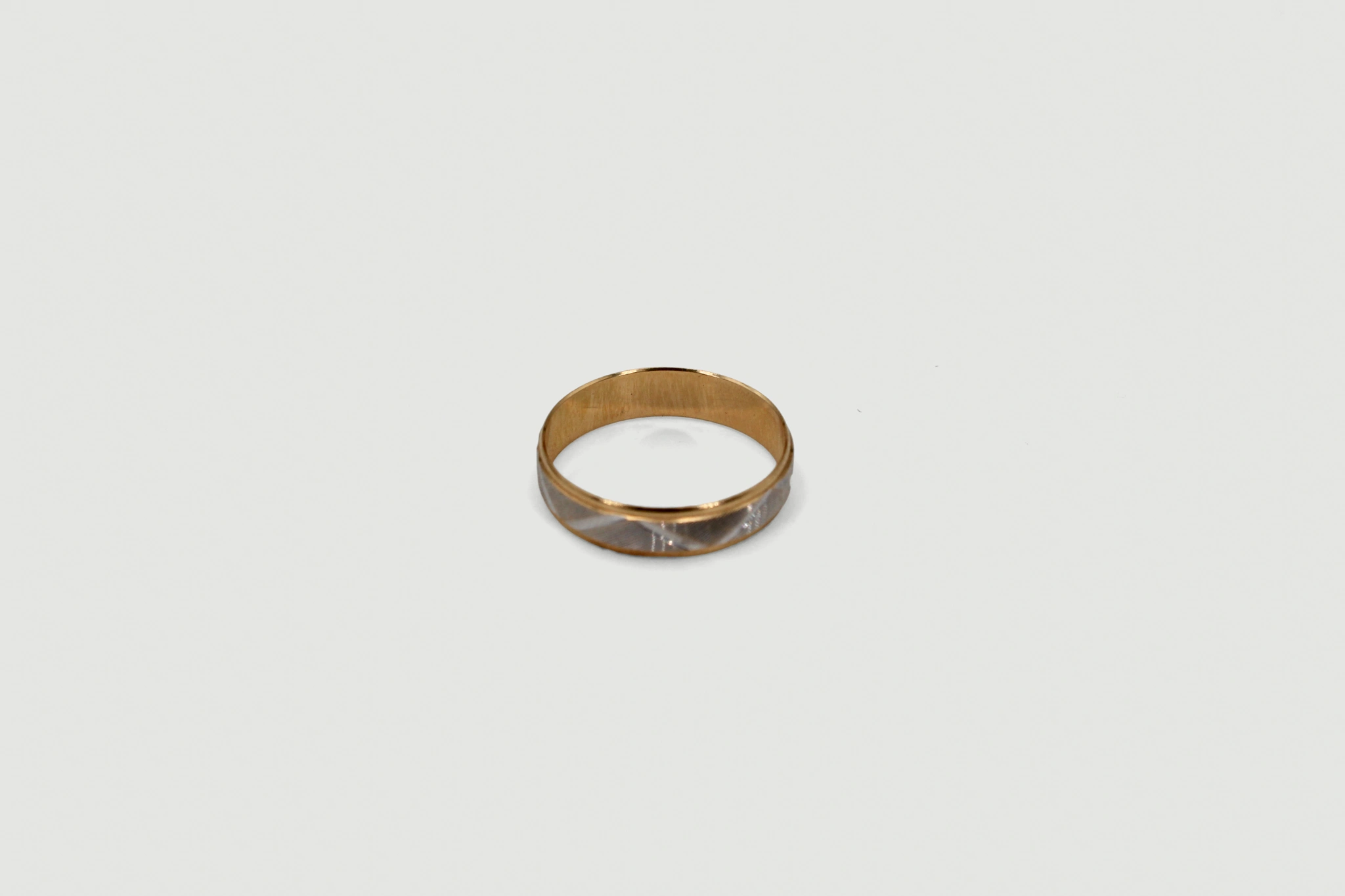 Alianza de oro combinado de 18k — vista alternativa