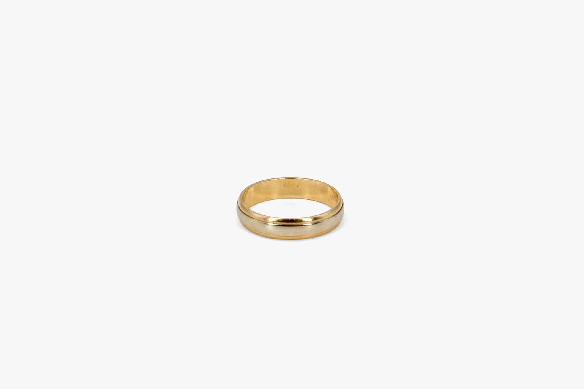 Alianza de oro de 18k — vista alternativa