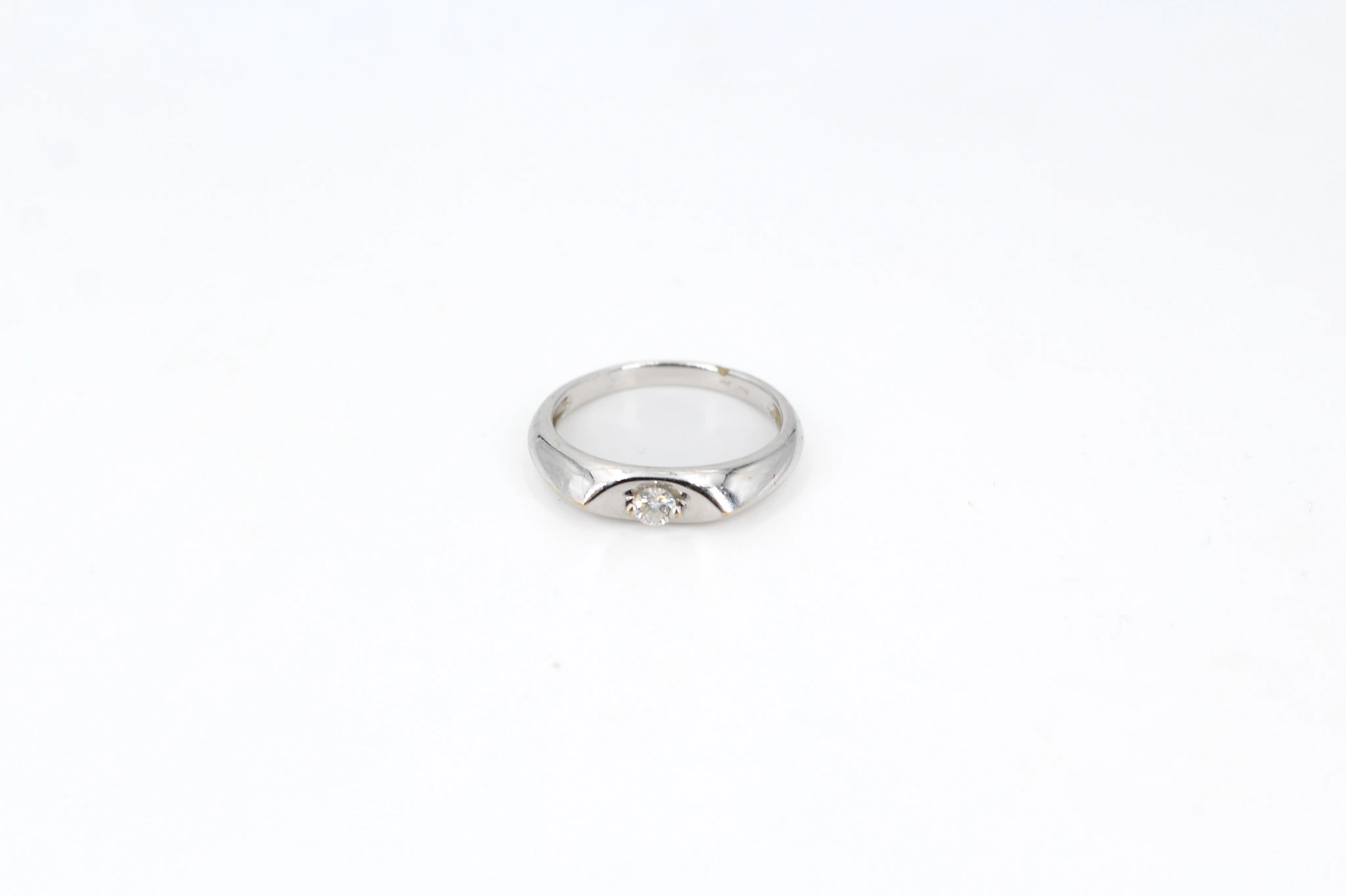 Solitario de oro blanco 18K