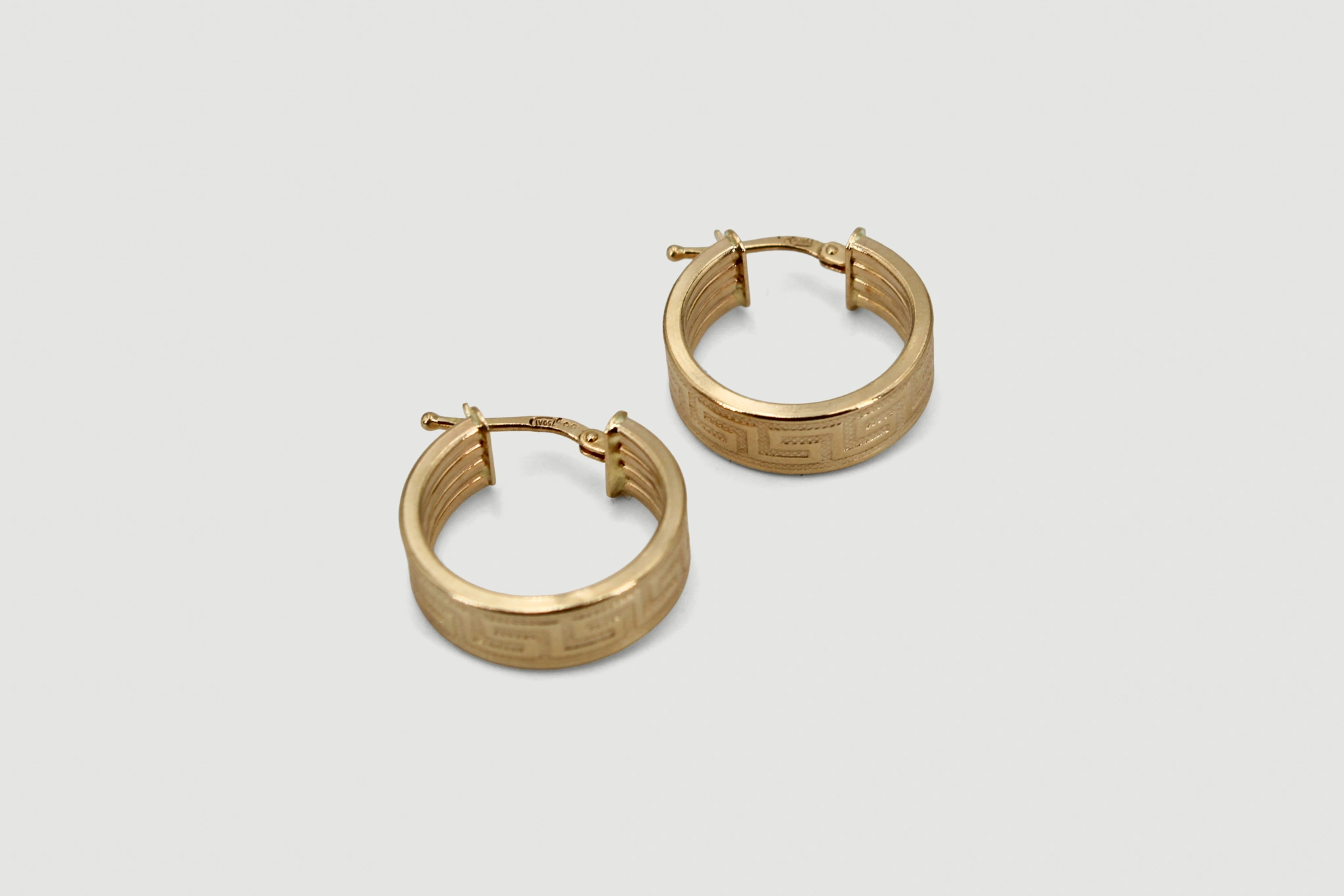 Aros de oro de 18k con patrón griego