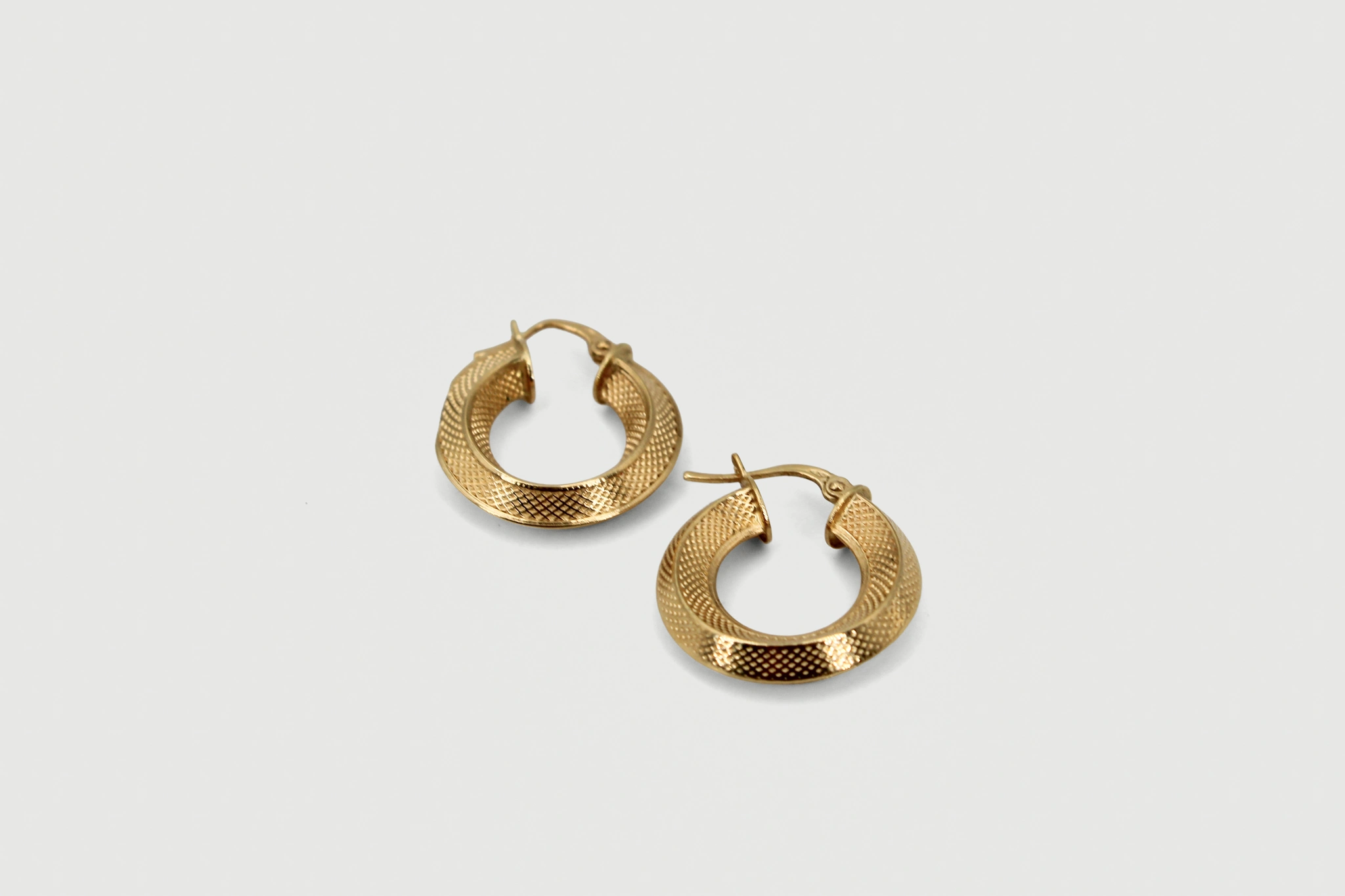 Aro de oro de 18k texturizado