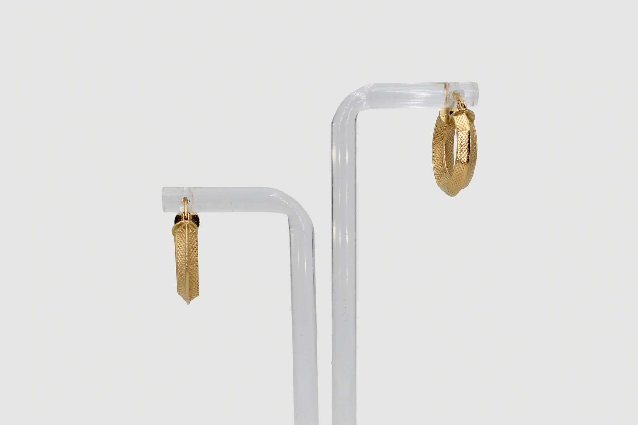 Aro de oro de 18k texturizado — vista alternativa