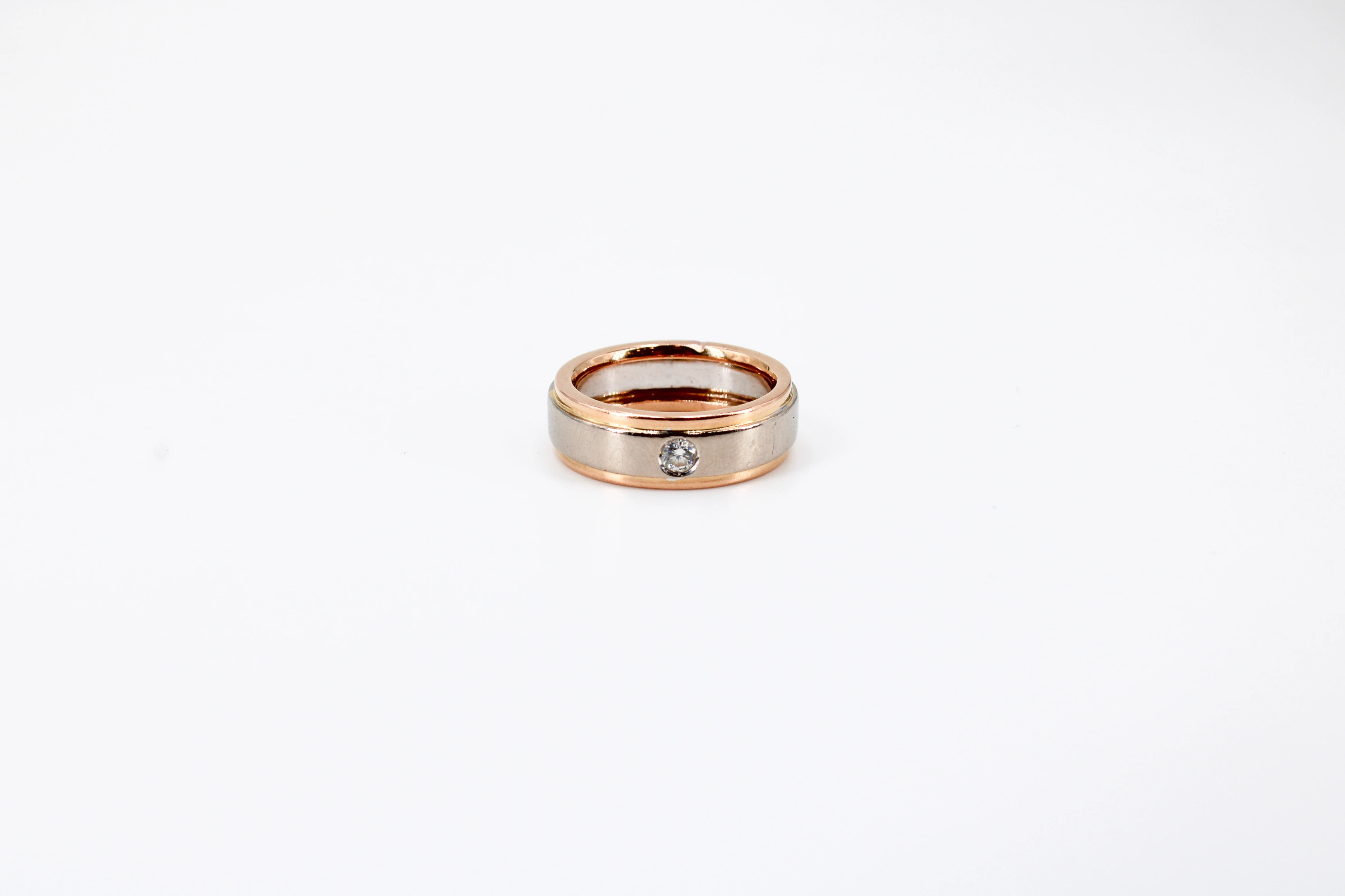Alianza de oro combinado de 18k con diamantes