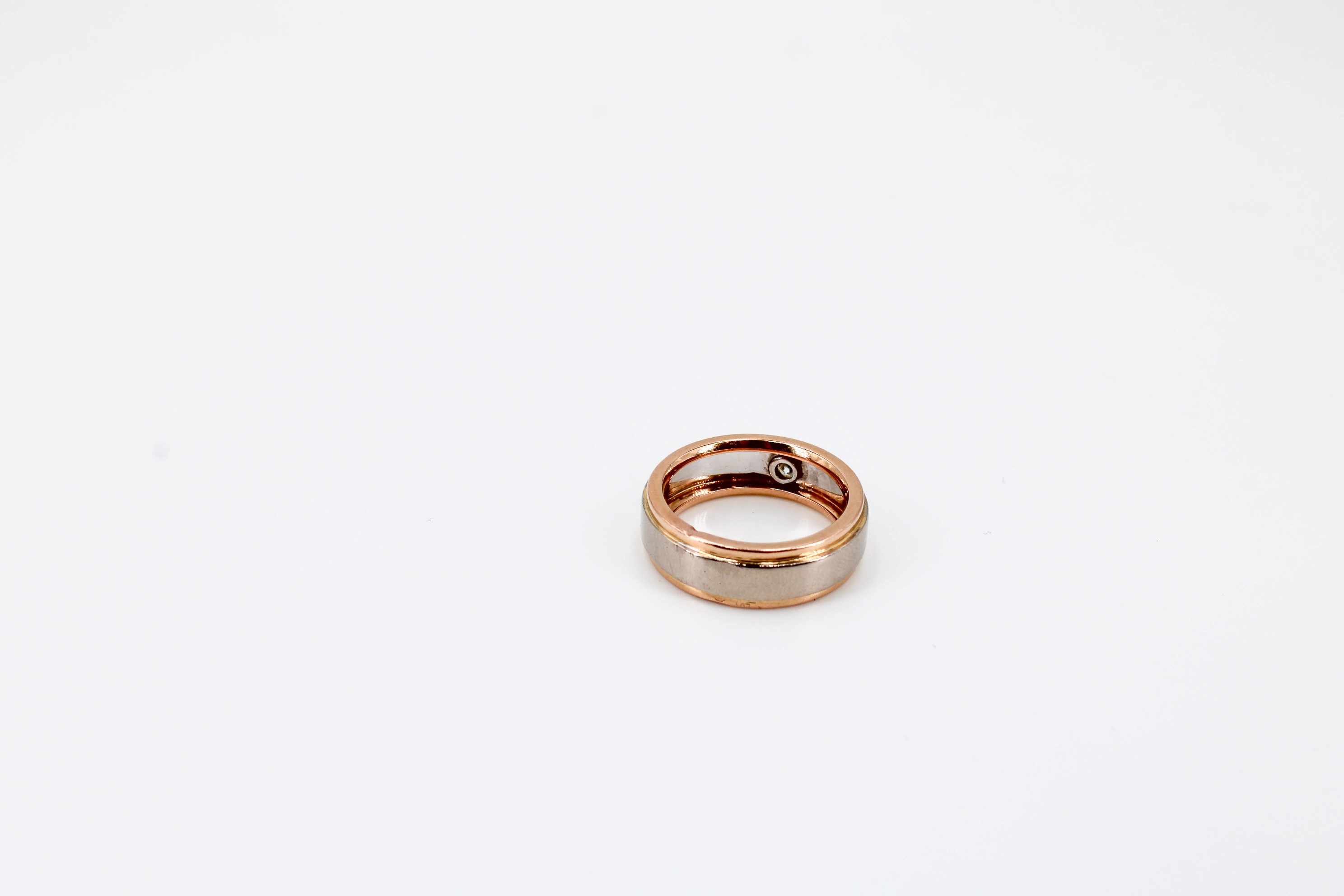 Alianza de oro combinado de 18k con diamantes — vista alternativa