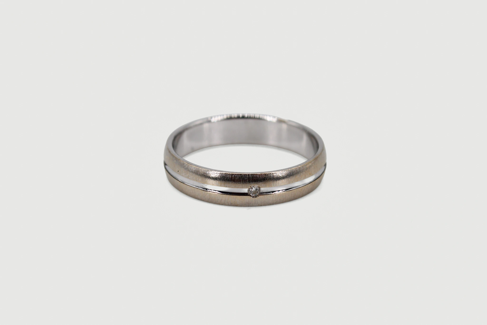 Alianza de oro blanco de 18k con diamantes