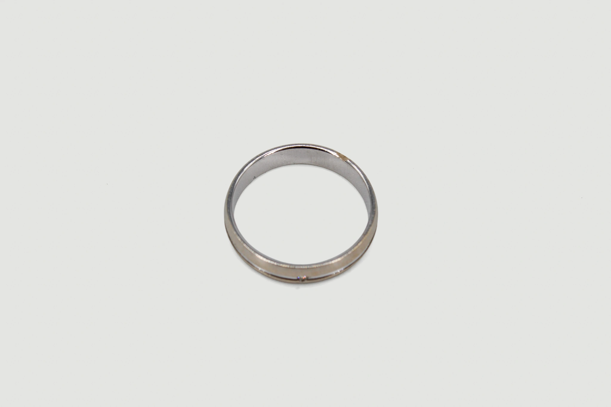 Alianza de oro blanco de 18k con diamantes — vista alternativa