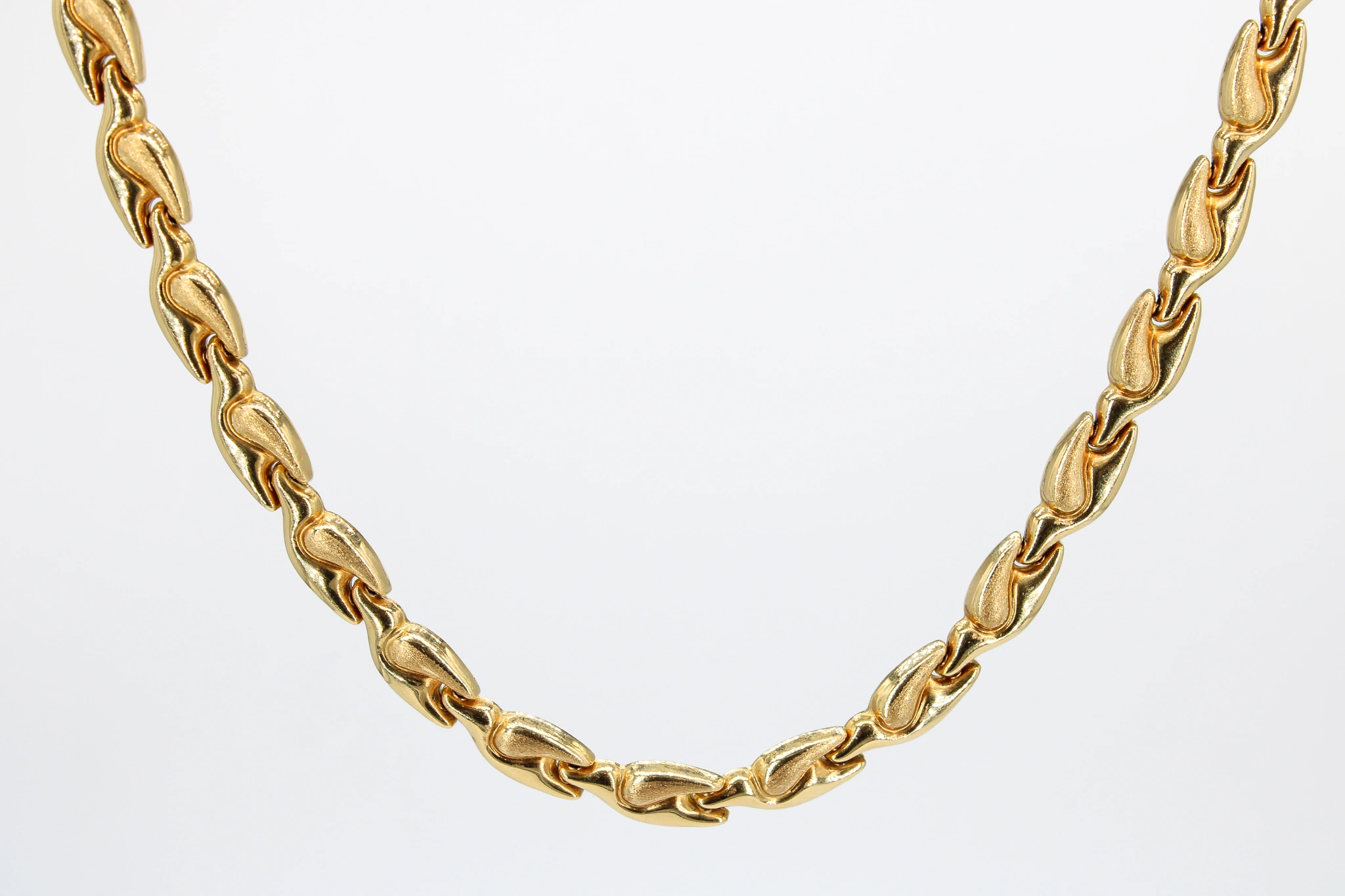 Gargantilla de oro de 18k eslabones entrelazados