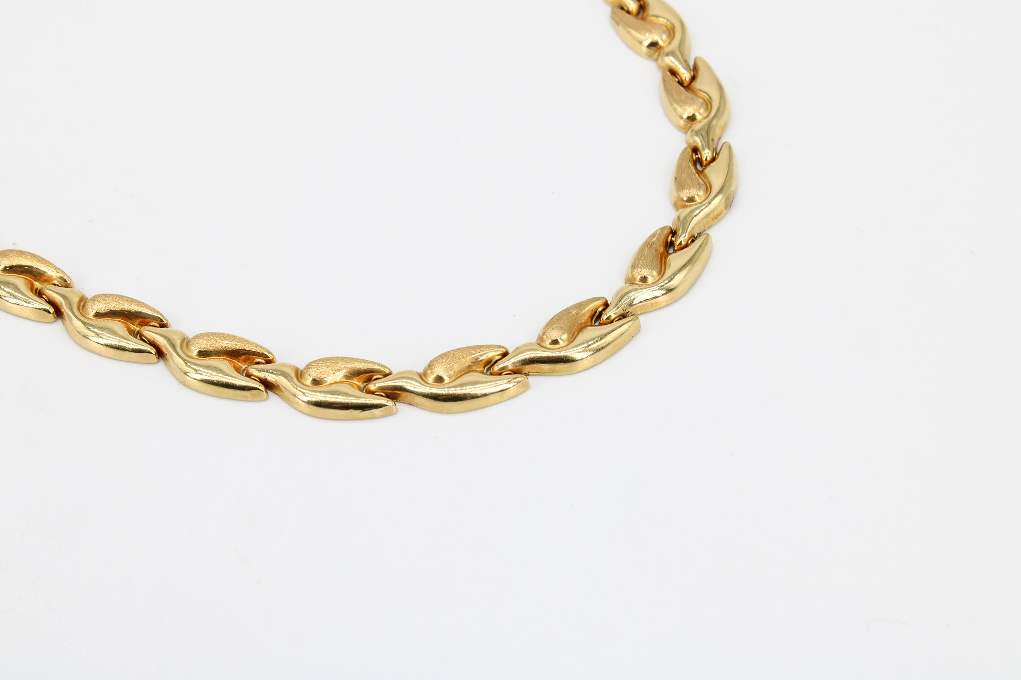 Gargantilla de oro de 18k eslabones entrelazados — vista alternativa