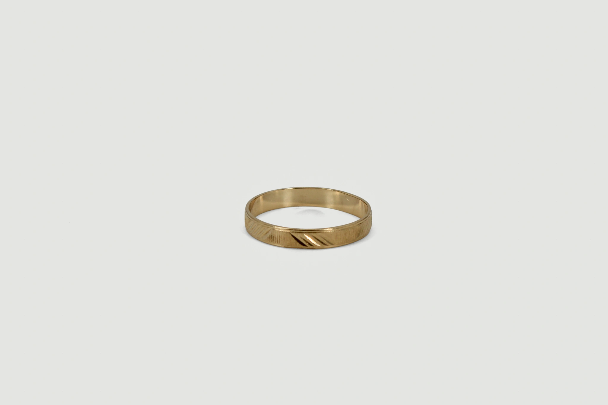 Alianza de oro de 18k con grabado diagonal
