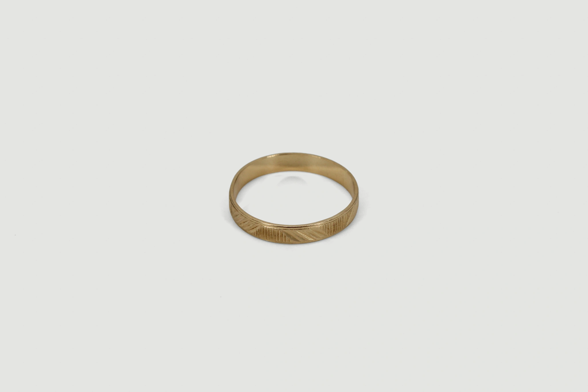 Alianza de oro de 18k con grabado diagonal — vista alternativa