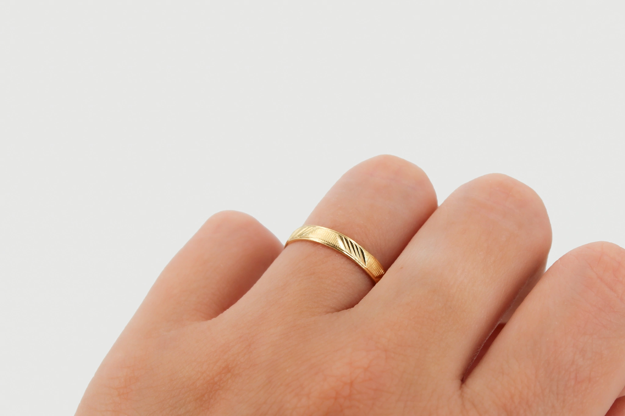 Alianza de oro de 18k con grabado diagonal — foto 3
