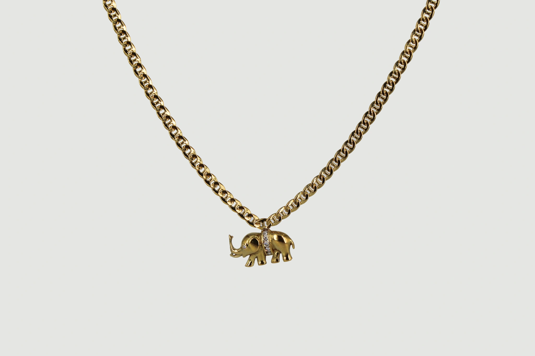 Collar de oro de 18k con elefante y circonitas
