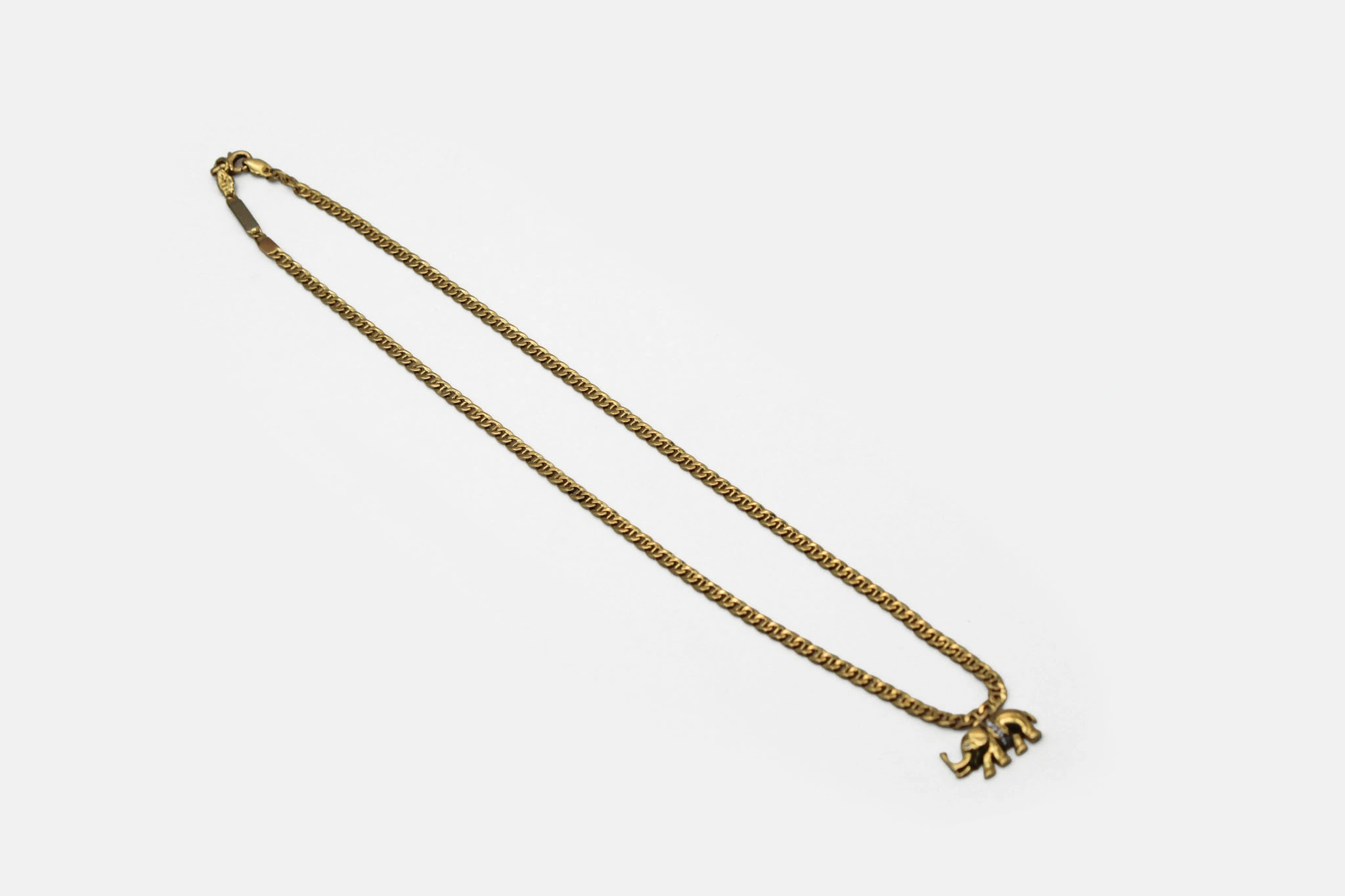 Collar de oro de 18k con elefante y circonitas — vista alternativa