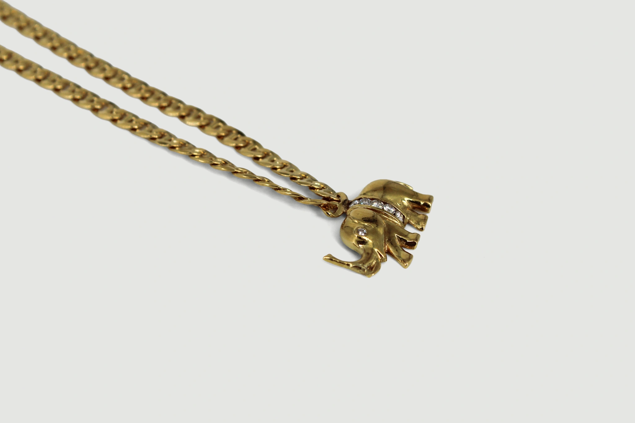 Collar de oro de 18k con elefante y circonitas — foto 3