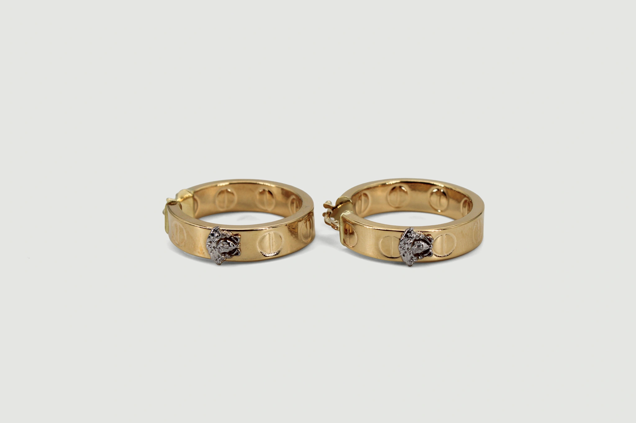 Aro de oro de 18k Medusa con circonitas