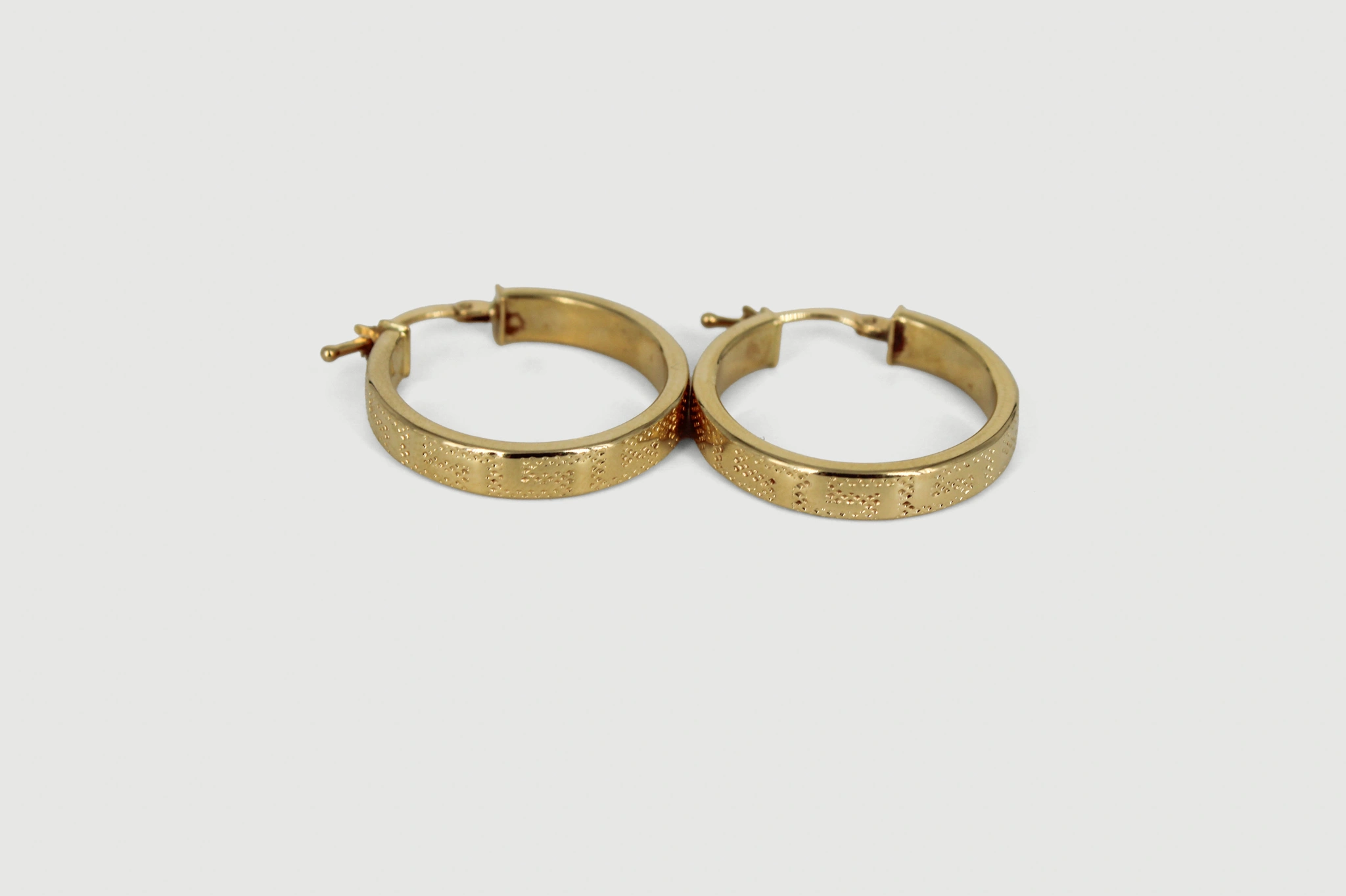 Aros de oro de 18k texturizados — vista alternativa