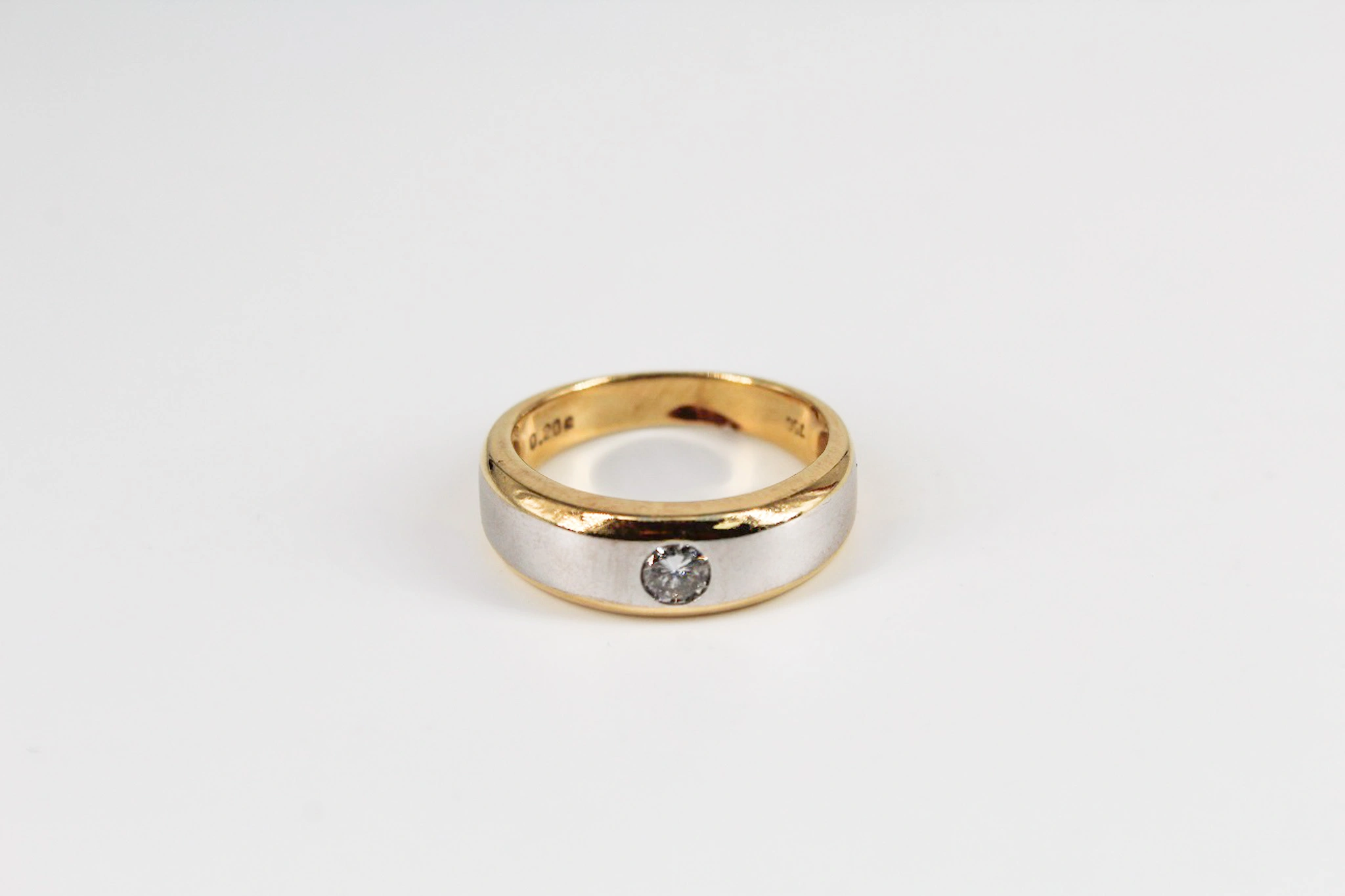 Solitario de oro combinado de 18k con diamantes
