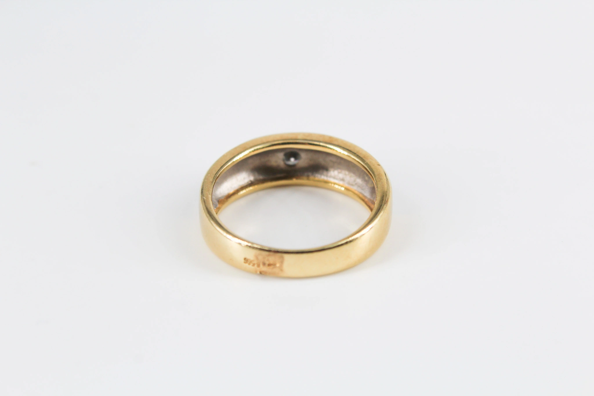 Solitario de oro combinado de 18k con diamantes — vista alternativa