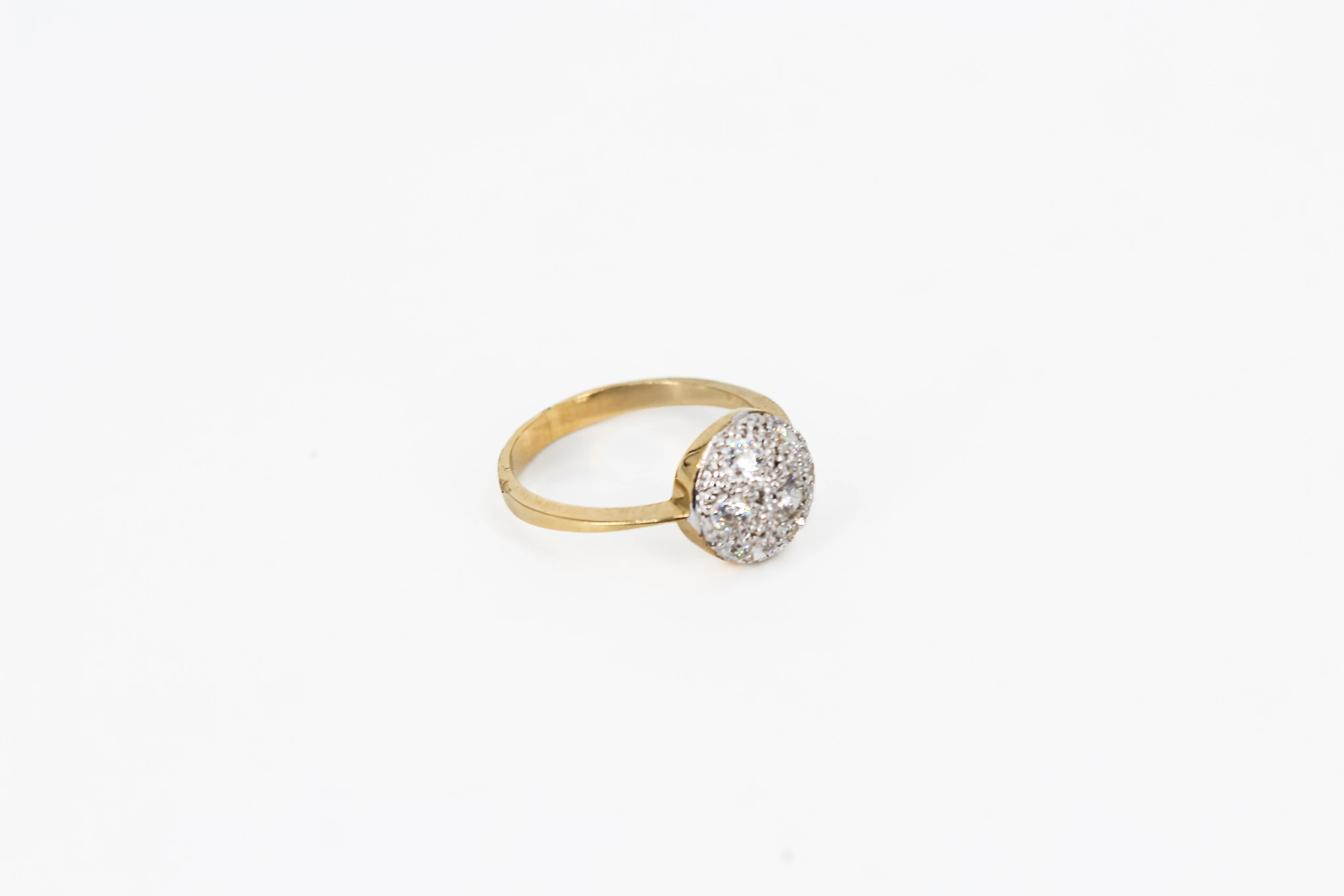 Anillo de oro 18K con circonita ovalada — vista alternativa