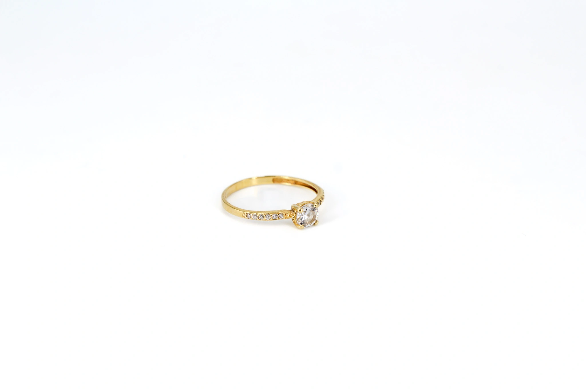Anillo de oro 18K con circonitas