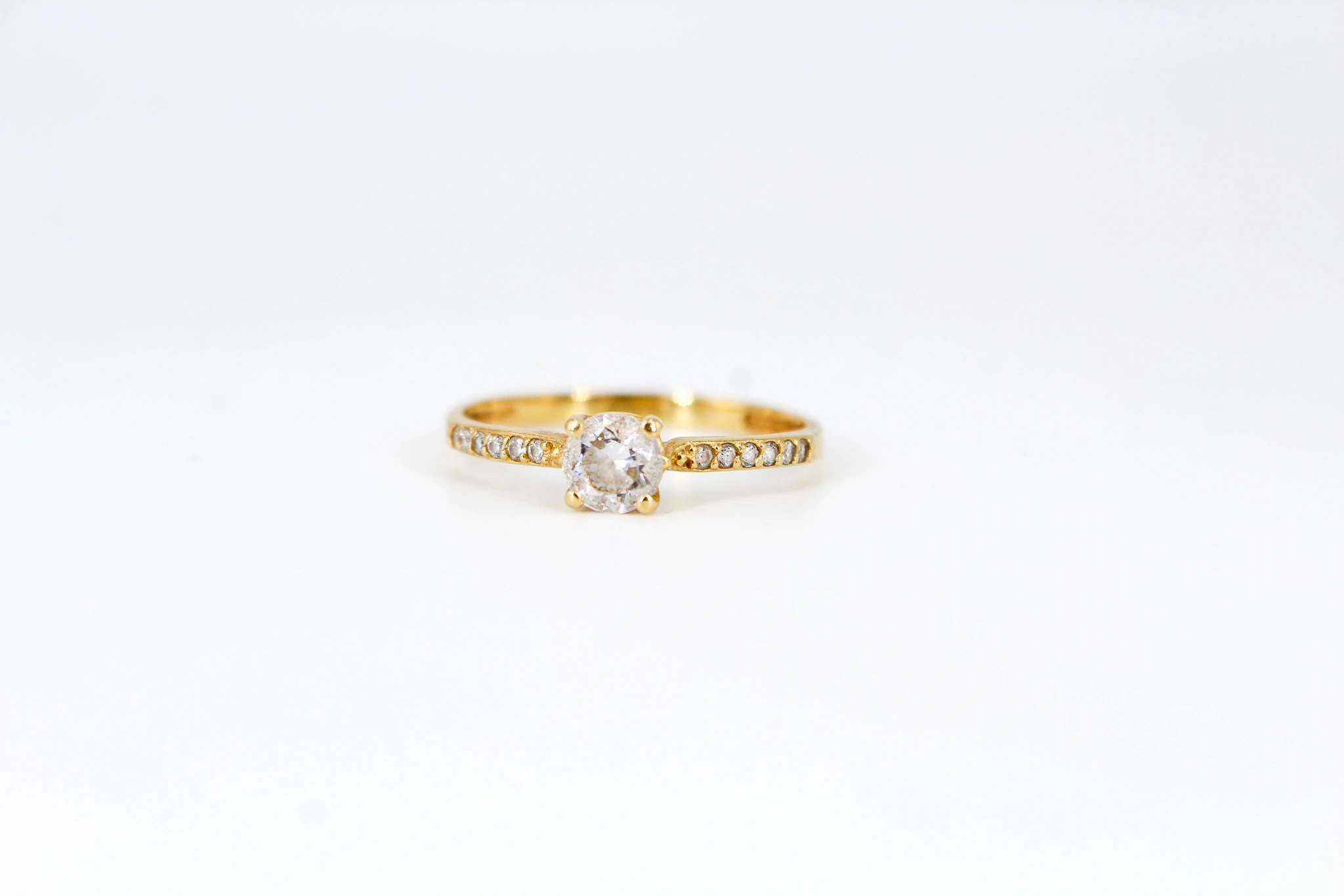 Anillo de oro 18K con circonitas — vista alternativa