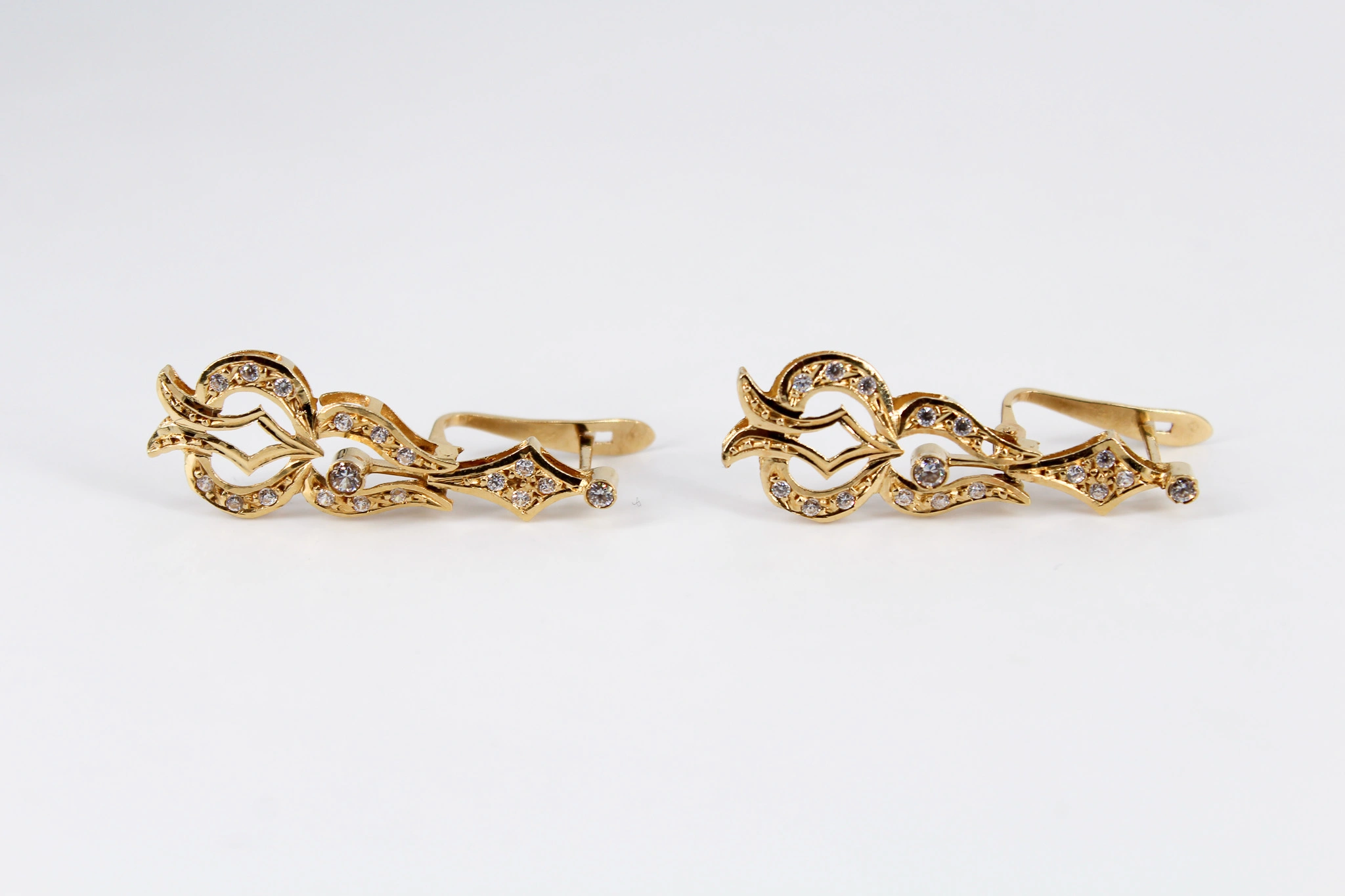 Pendientes calados de oro 18K con circonitas
